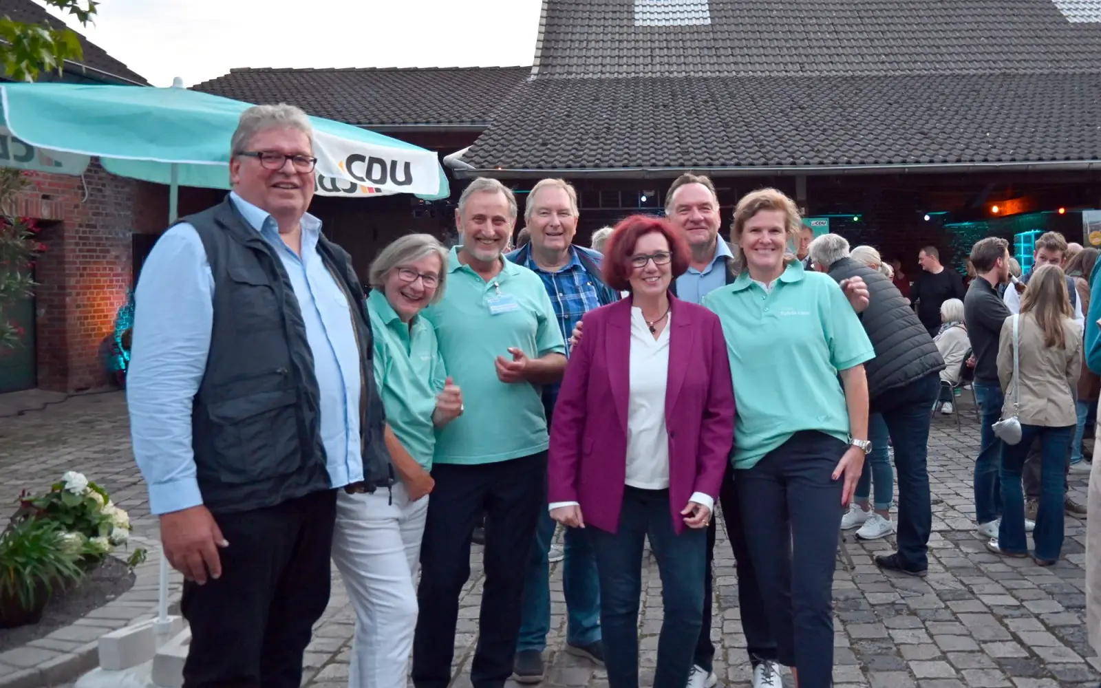 Wolfgang Schwertner (3. von links) begrüßte auch Sylvia Linn, die OB-Kandidatin für die CDU (3. von rechts). Foto: sam