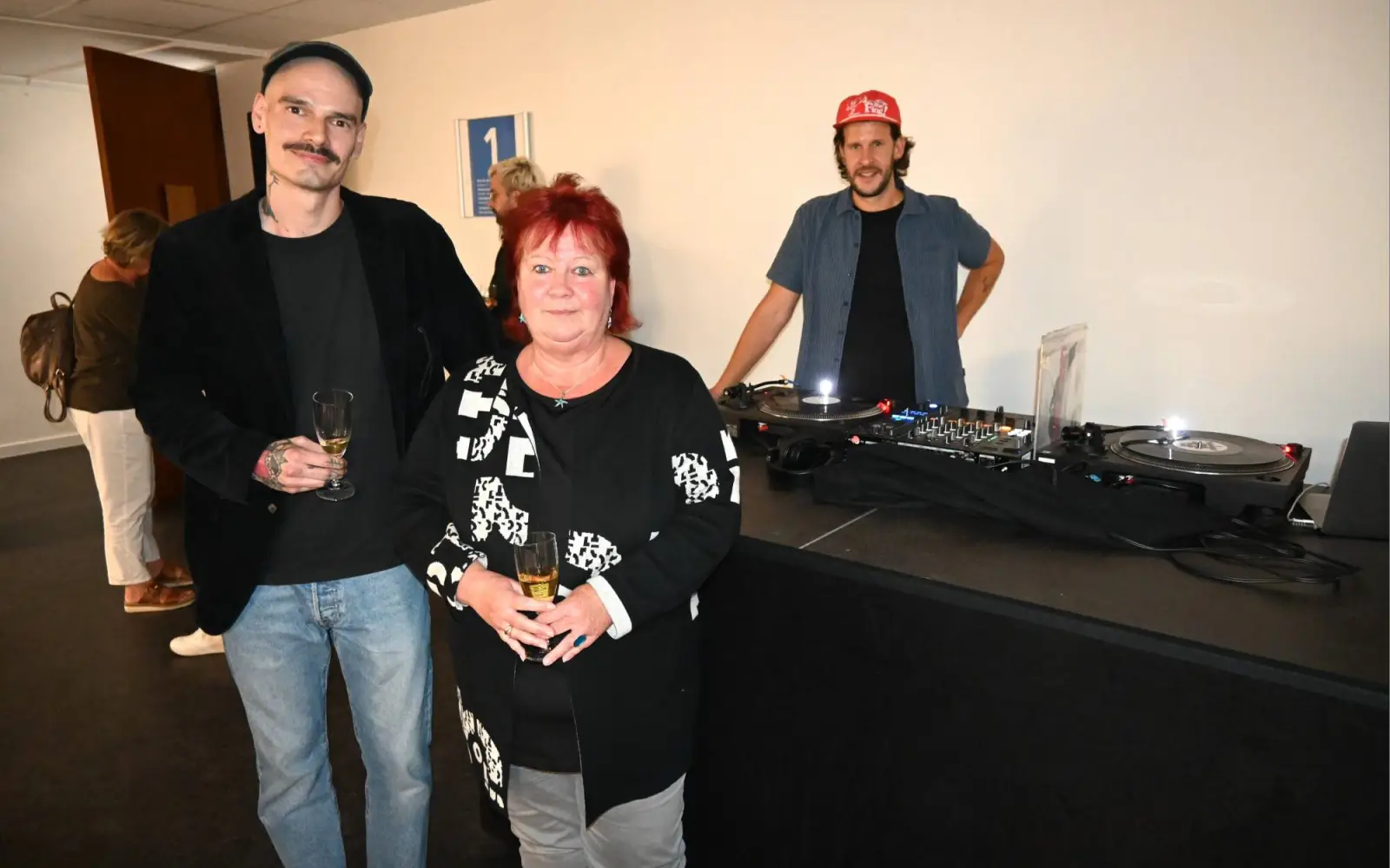 Bezirksbürgermeisterin Beate Lieske eröffnete die Schau von Marvin Böhm (links) im Bezirksamt Süd. Foto: sam