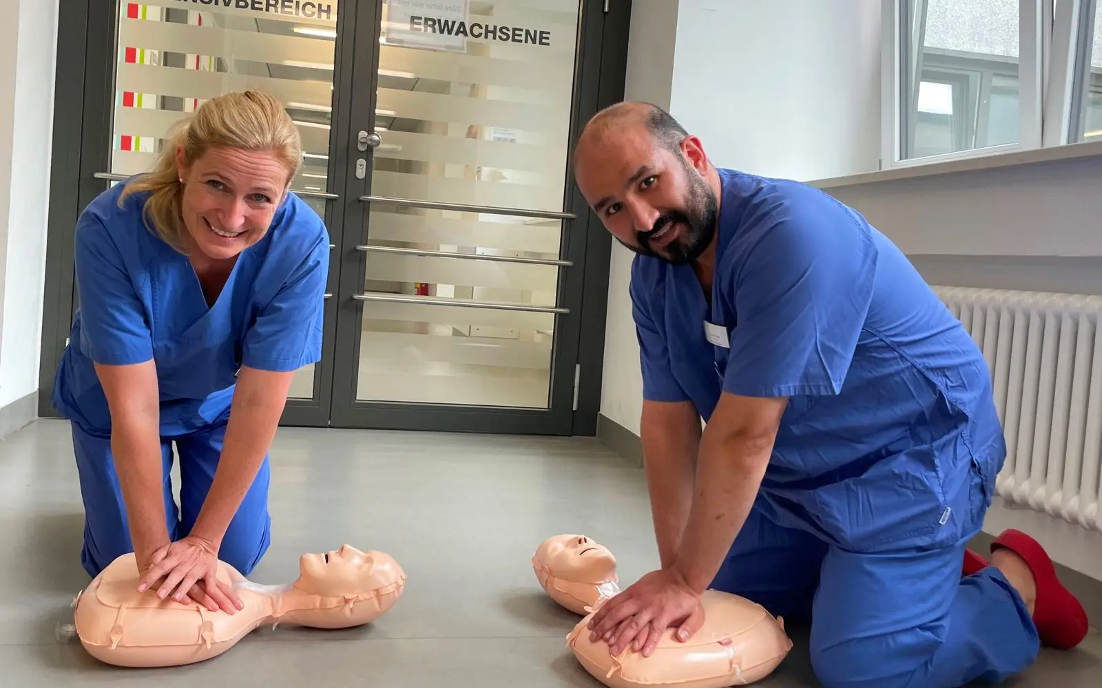 Prof. Antje Gottschalk und Omid Ahmad mit zwei „Mini Anne“. So heißen die Reanimationsphantome, mit denen die Laienreanimation geübt werden kann. Foto: Kaiserswerther Diakonie