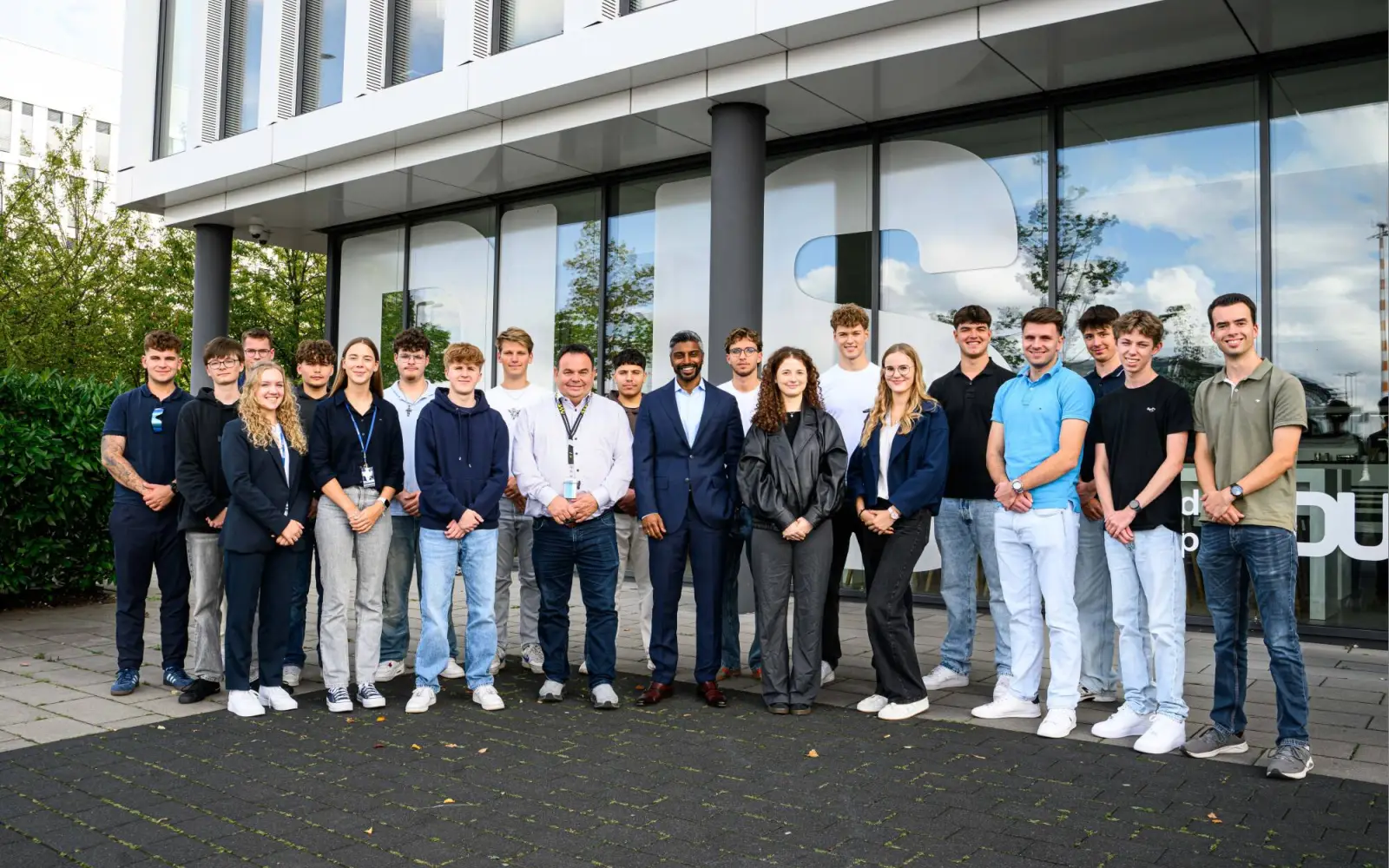 Pradeep Pinakatt, Geschäftsführer und Arbeitsdirektor, begrüßte gemeinsam mit dem Betriebsratsvorsitzenden Thomas Klima die 19 neuen Nachwuchskräfte am Düsseldorfer Airport. Foto: Flughafen Düsseldorf / Frederic Scheidemann