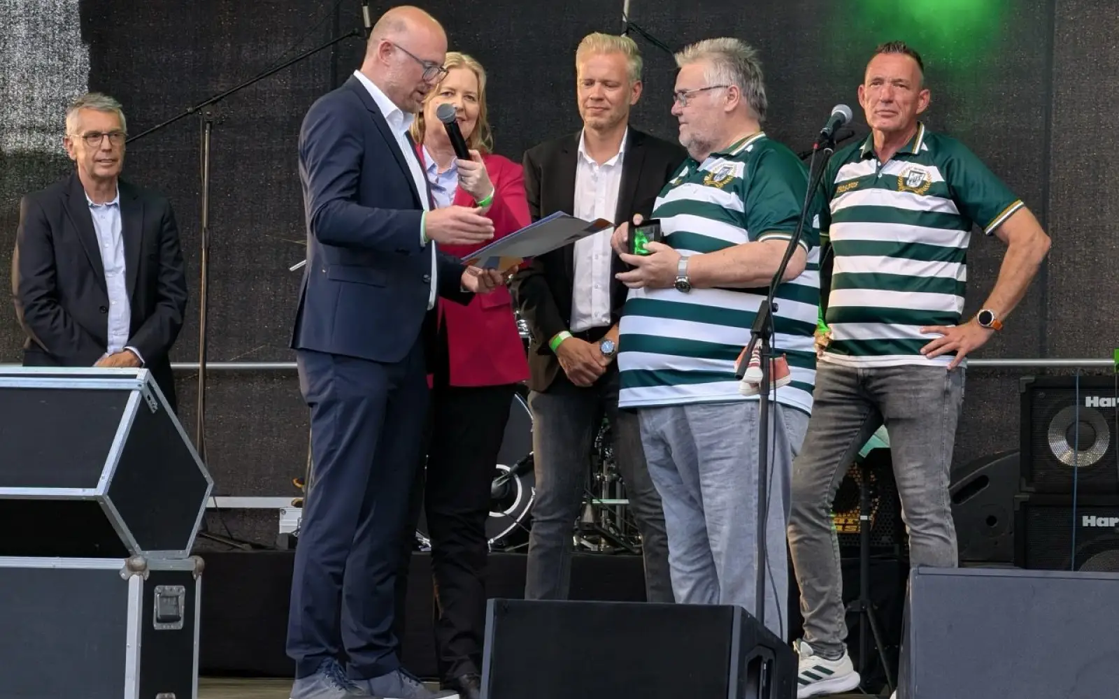 Sören Link überreicht Wolfgang Greve das Sportherz der Stadt Duisburg beim Festakt des ETuS Bissingheim. Foto: ah