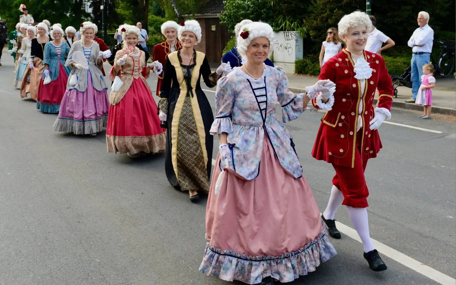 Beim Schützenumzug ist die Rokoko-Gruppe ein fester Bestandteil. Foto: cj