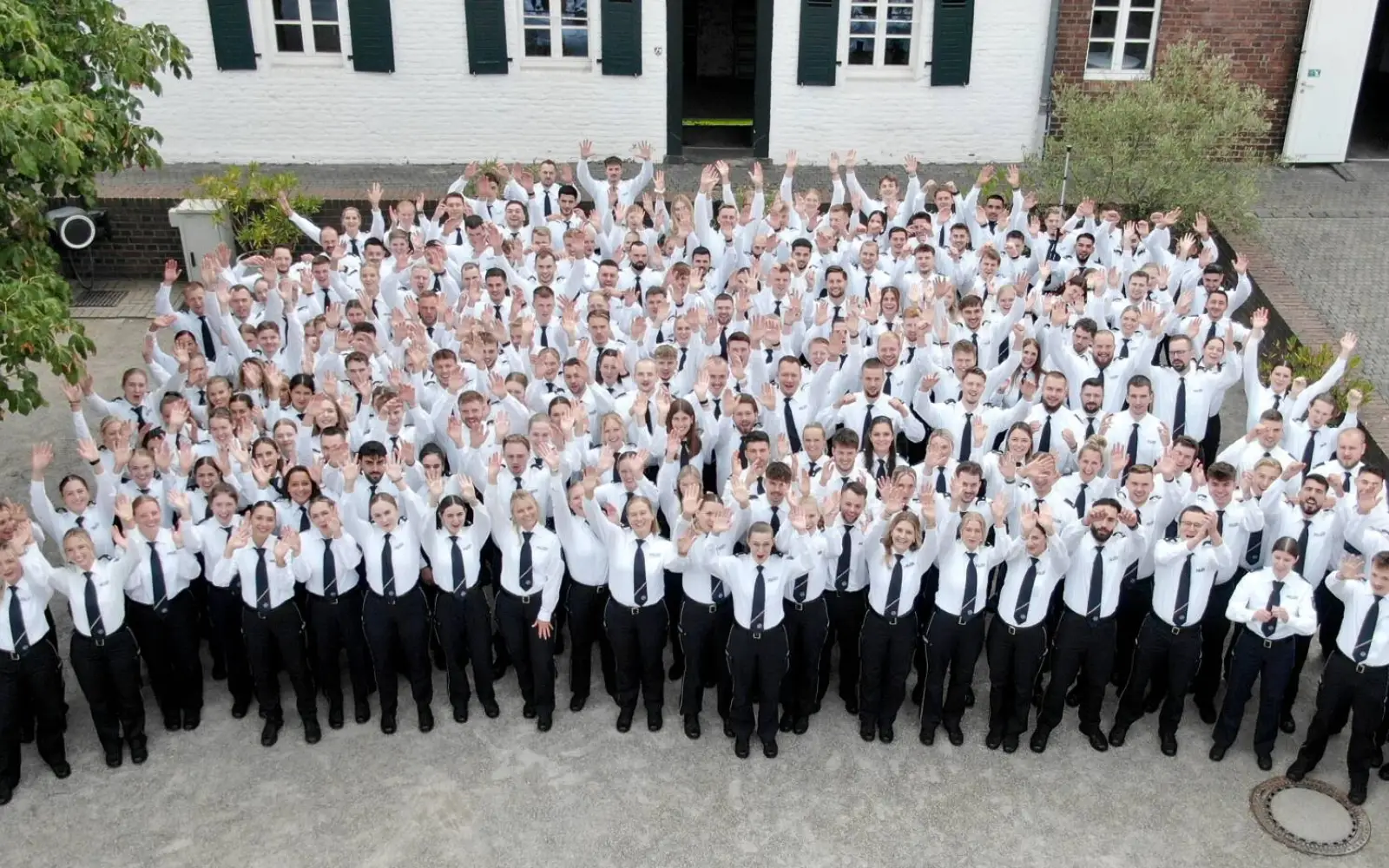 Die 203 neuen Polizeikommissarinnen und Polizeikommissare feiern ihre Ernennung im Innenhof des Duisburger Steinhofs. Foto: Polizei Duisburg