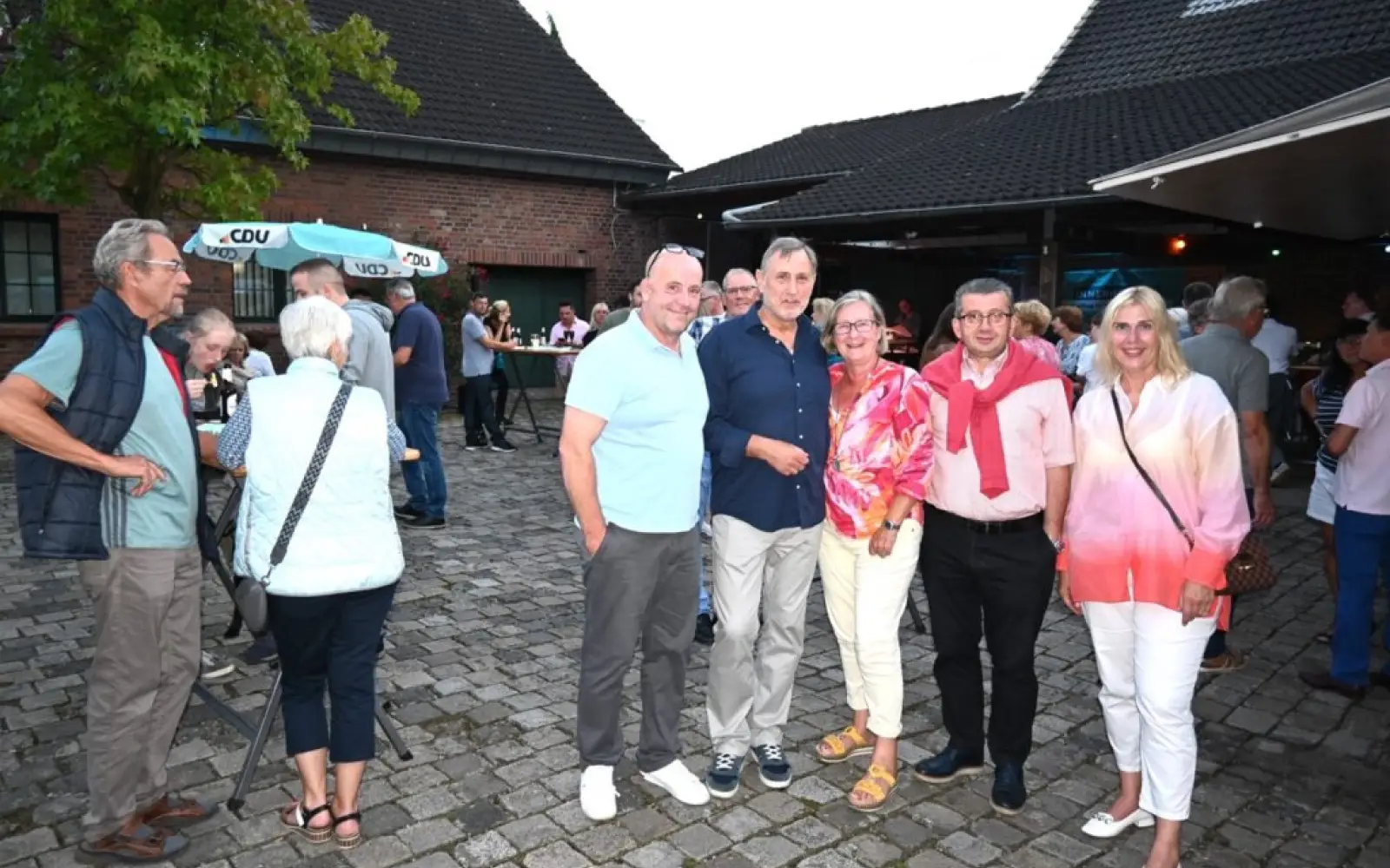 Das CDU-Hoffest bietet Gelegenheit, sich in entspannter Atmosphäre mit Vertretern aus der Politik auszutauschen. Archivfoto: sam