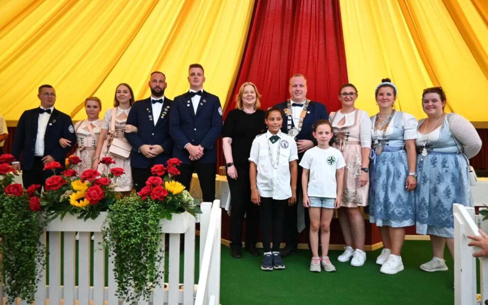 Freuen sich auf das Rahmer Schützenfest: das Königspaar Marc und Chantal Rayen (Mitte) mit
seinem Thron. Zu den ersten Gratulanten gehörte von einem Jahr die heutige
Bundesarbeitsministerin Bärbel Bas. Archivfoto: sam