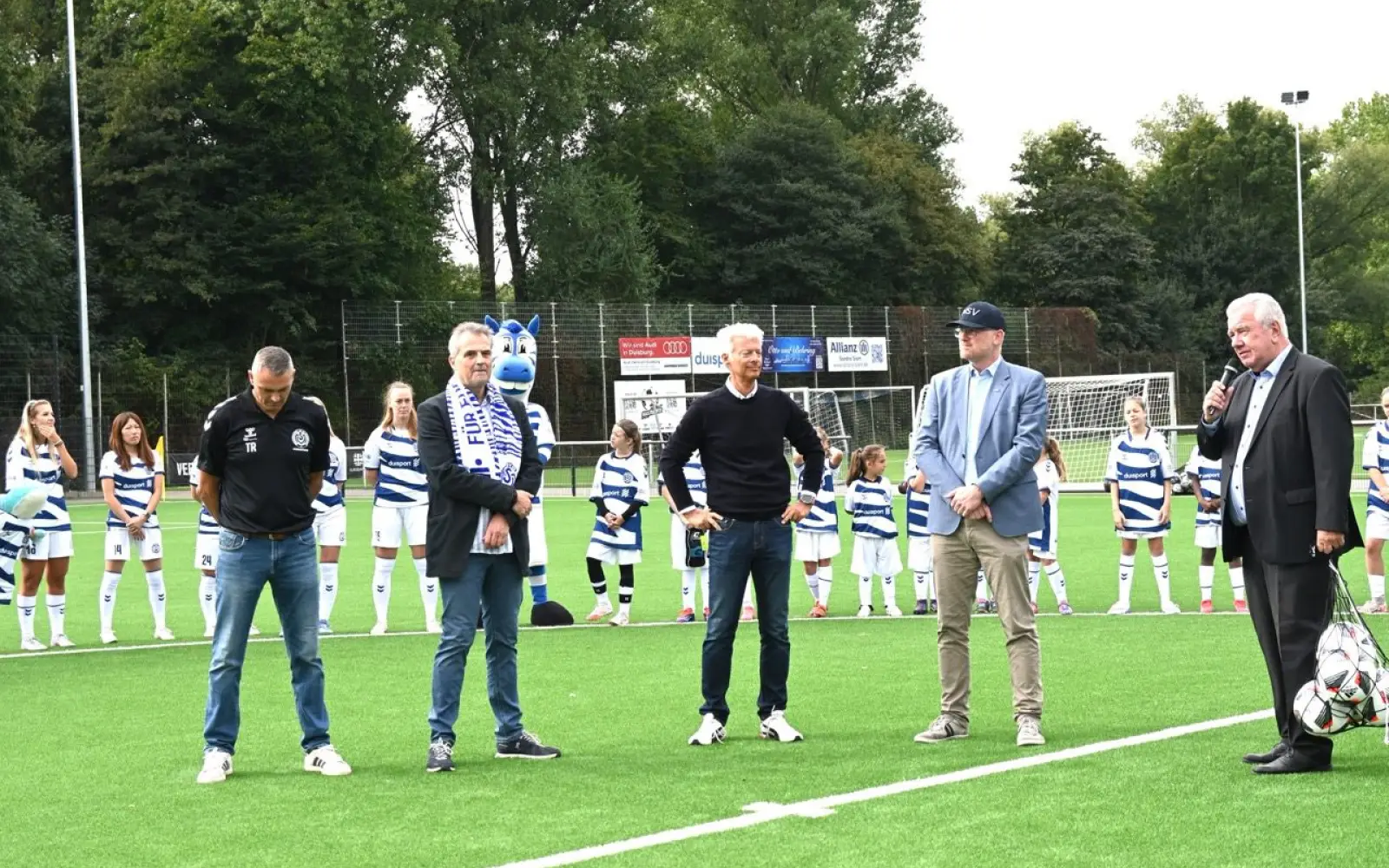 Freuten sich über den neuen Kunstrasenplatz für die MSV-Frauen in Hüttenheim (von rechts): Peter Frymuth, Oberbürgermeister Sören Link, Dr. Joachim Bonn, Christian Stiefelhagen und Tarek Ruhman. Foto: sam