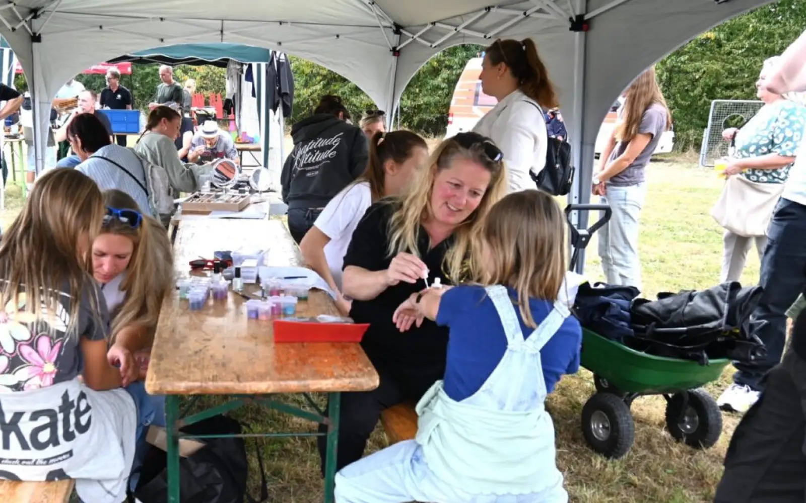Bei angenehmen Temperaturen waren Schminken und Tattoos bei den Kindern beliebt. Foto: sam