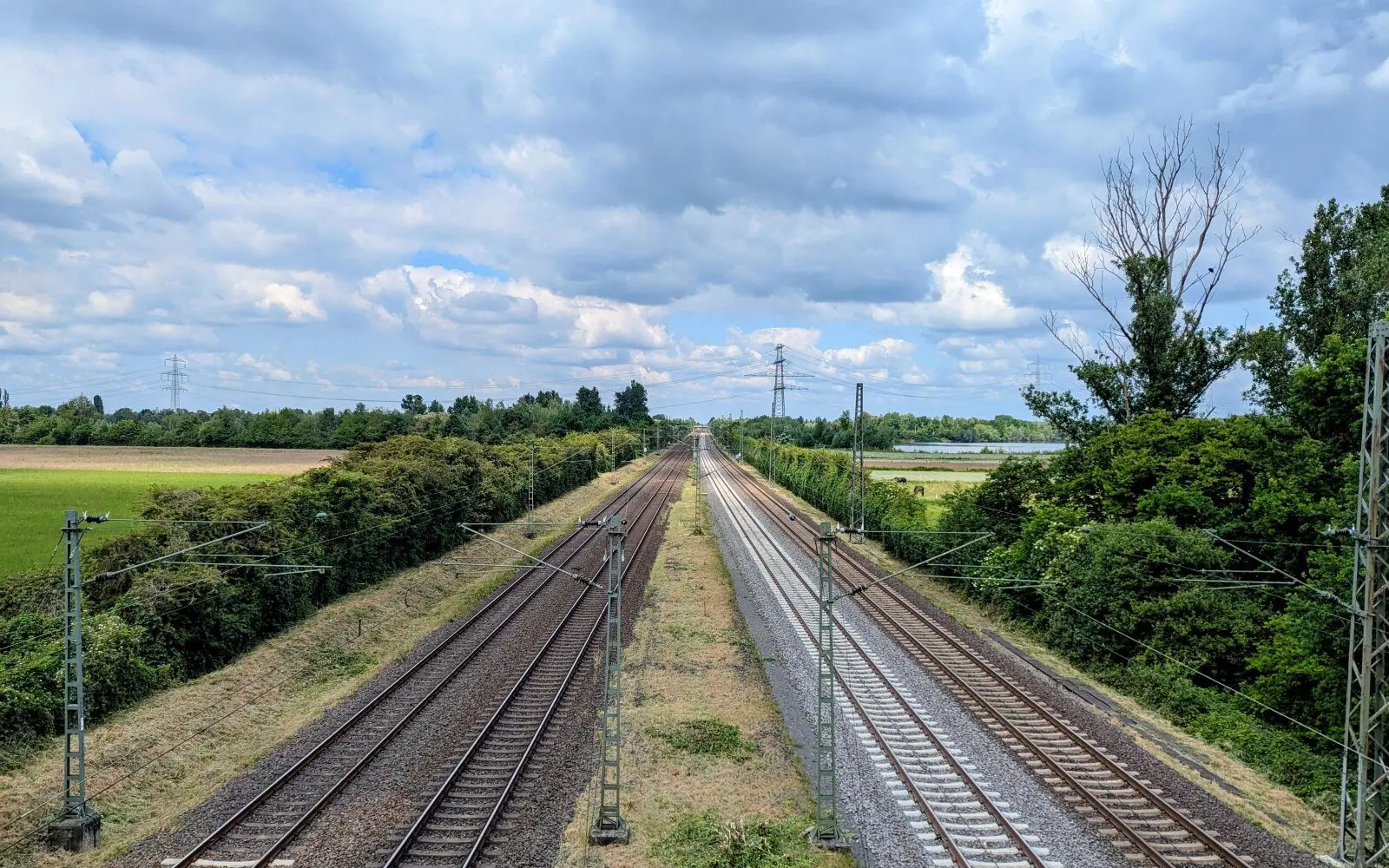 Nach einem Sabotage-Akt ist die Bahnstrecke zwischen Duisburg und Düsseldorf, eine der verkehrsreichsten in Deutschland, nur eingeschränkt befahrbar. Archivfoto: ah