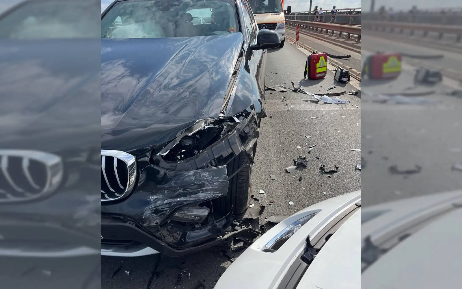 Nach dem Frontalzusammenstoß auf der Rheinbrücke waren beide Autos nicht mehr fahrbereit und mussten abgeschleppt werden. Foto: Polizei Duisburg