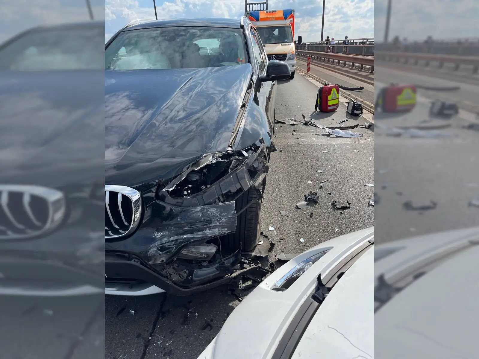 Nach dem Frontalzusammenstoß auf der Rheinbrücke waren beide Autos nicht mehr fahrbereit und mussten abgeschleppt werden. Foto: Polizei Duisburg