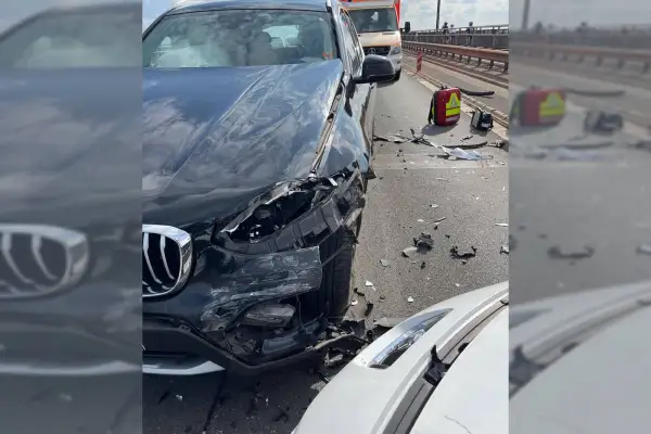 Schwerer Verkehrsunfall auf der Rheinbrücke