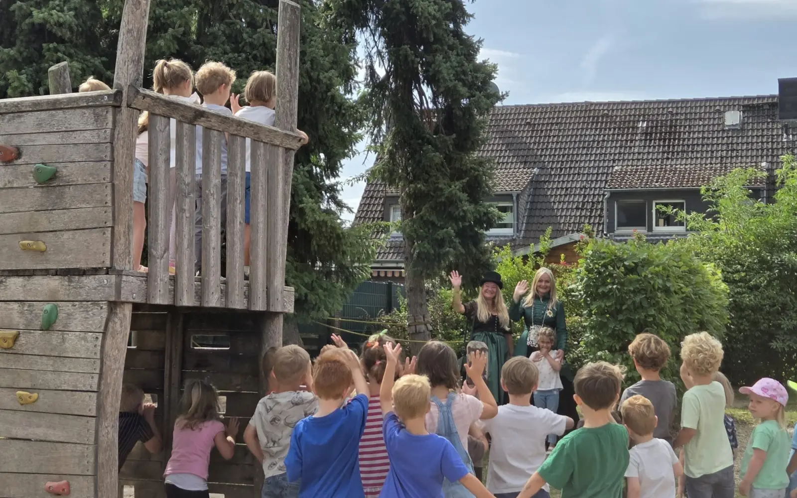 Die Kinder hatten Spaß mit dem neuen Roller – und natürlich mit dem Eis, das Königin Carmen Kaiser mitgebracht hatte. Foto: privat