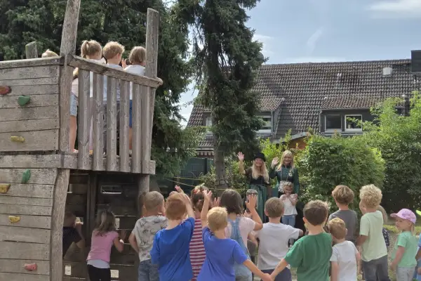 Sermer Schützenkönigin überrascht Kinder mit Eis und Roller