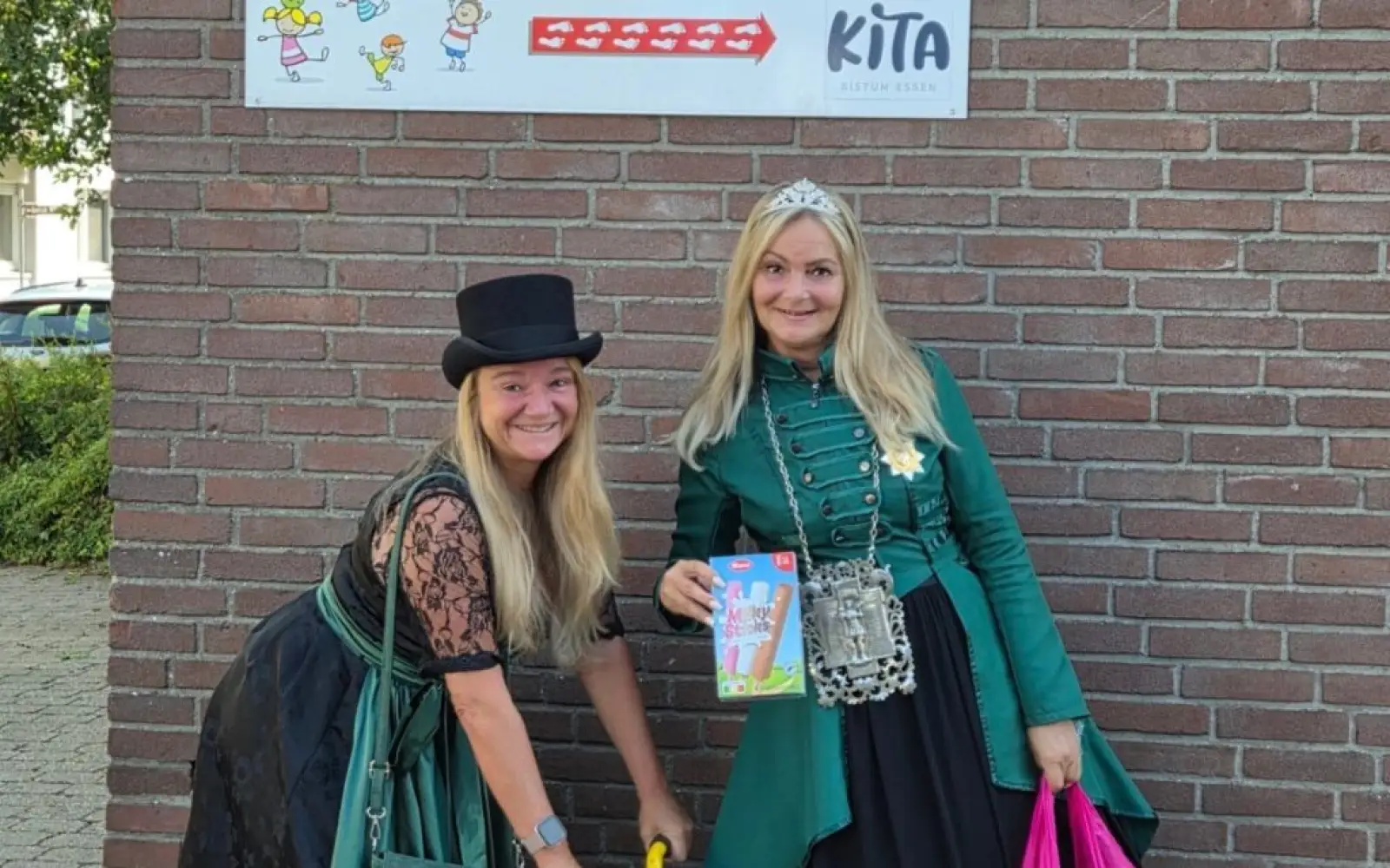 Schwer bepackt kamen Königin Carmen Kaiser und ihre Hofdame Ina zur KiTa Herz-Jesu. Foto: privat