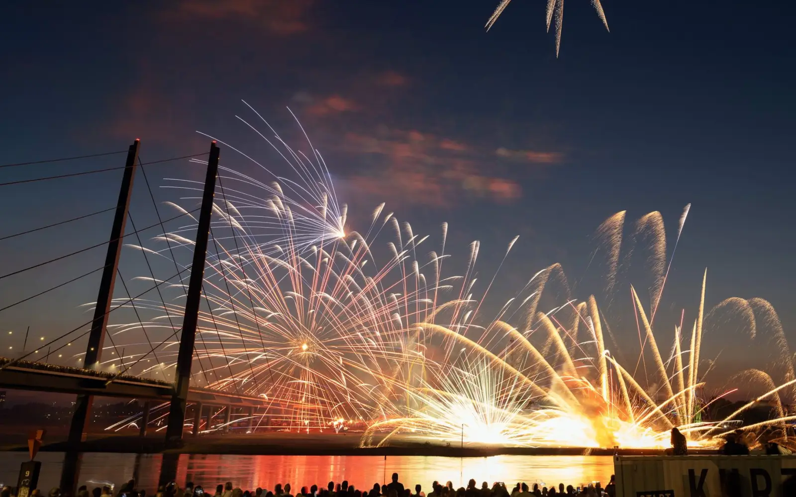 Der Moment des Unglücks zeigt, wie Feuerwerkskörper während des traditionellen Spektakels auf der Rheinkirmes unkontrolliert in Bodennähe explodieren. Foto: Uwe Schaffmeister