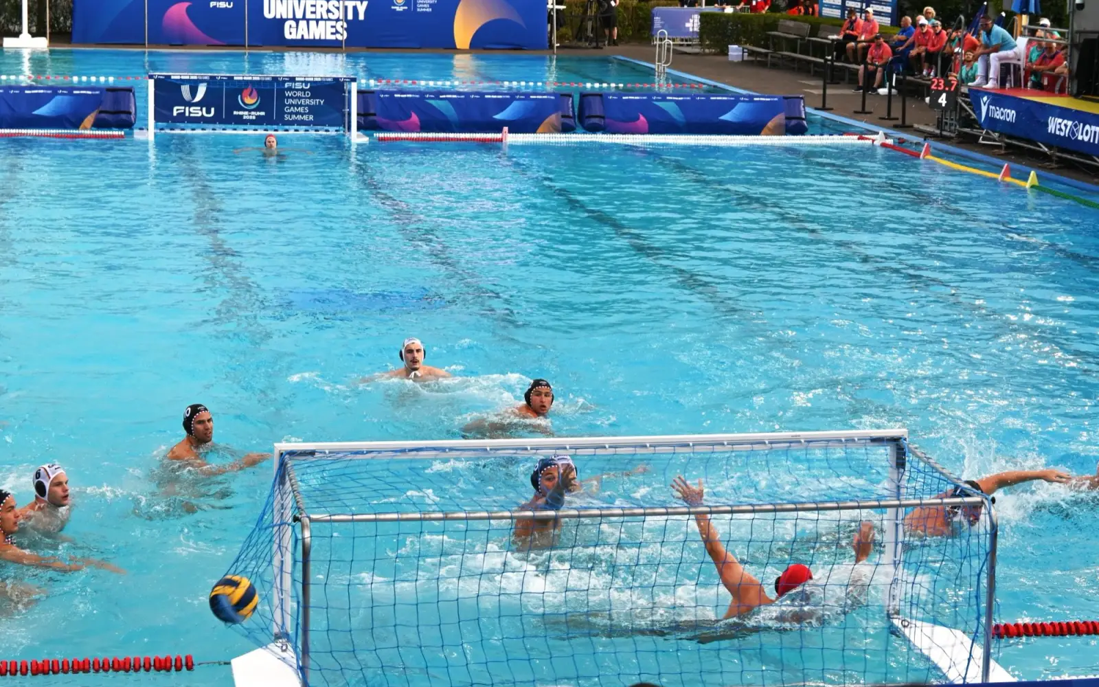 Am Montag spielten die deutschen Wasserballer gegen Ungarn. Foto: sam