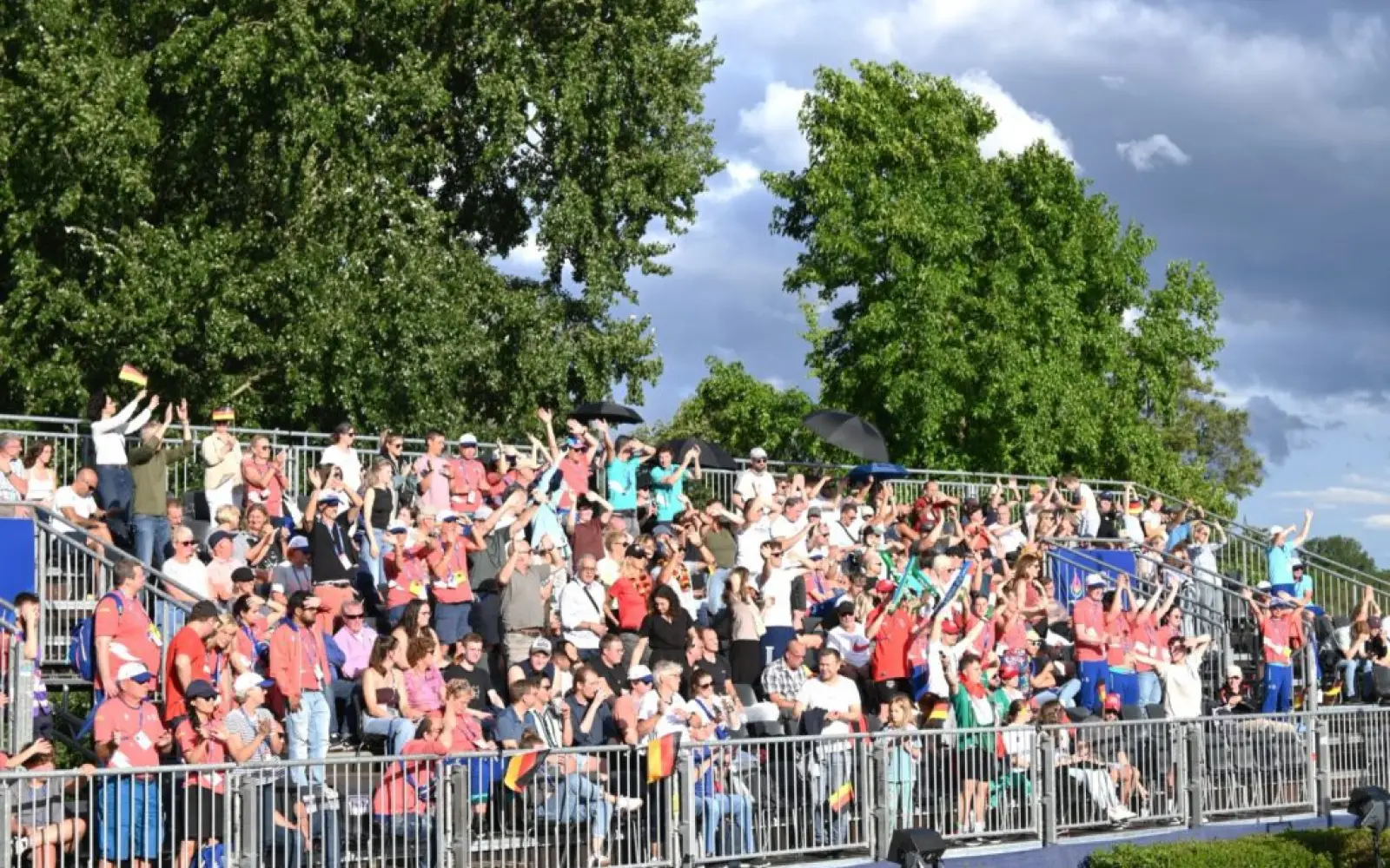 Gerade zu den Spielen, an denen die deutschen Teams beteiligt sind, klatschen und jubeln viele Fans auf den ASCD-Tribünen. Foto: sam