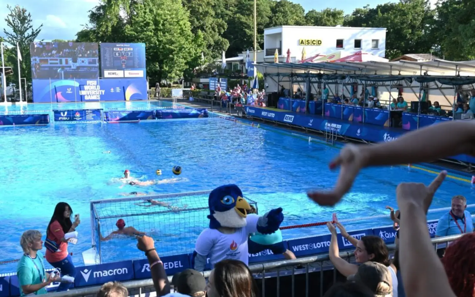 In den Pausen sorgt FISU-Maskottchen Wanda für Abwechslung und wirft T-Shirts in die Menge. Foto: sam