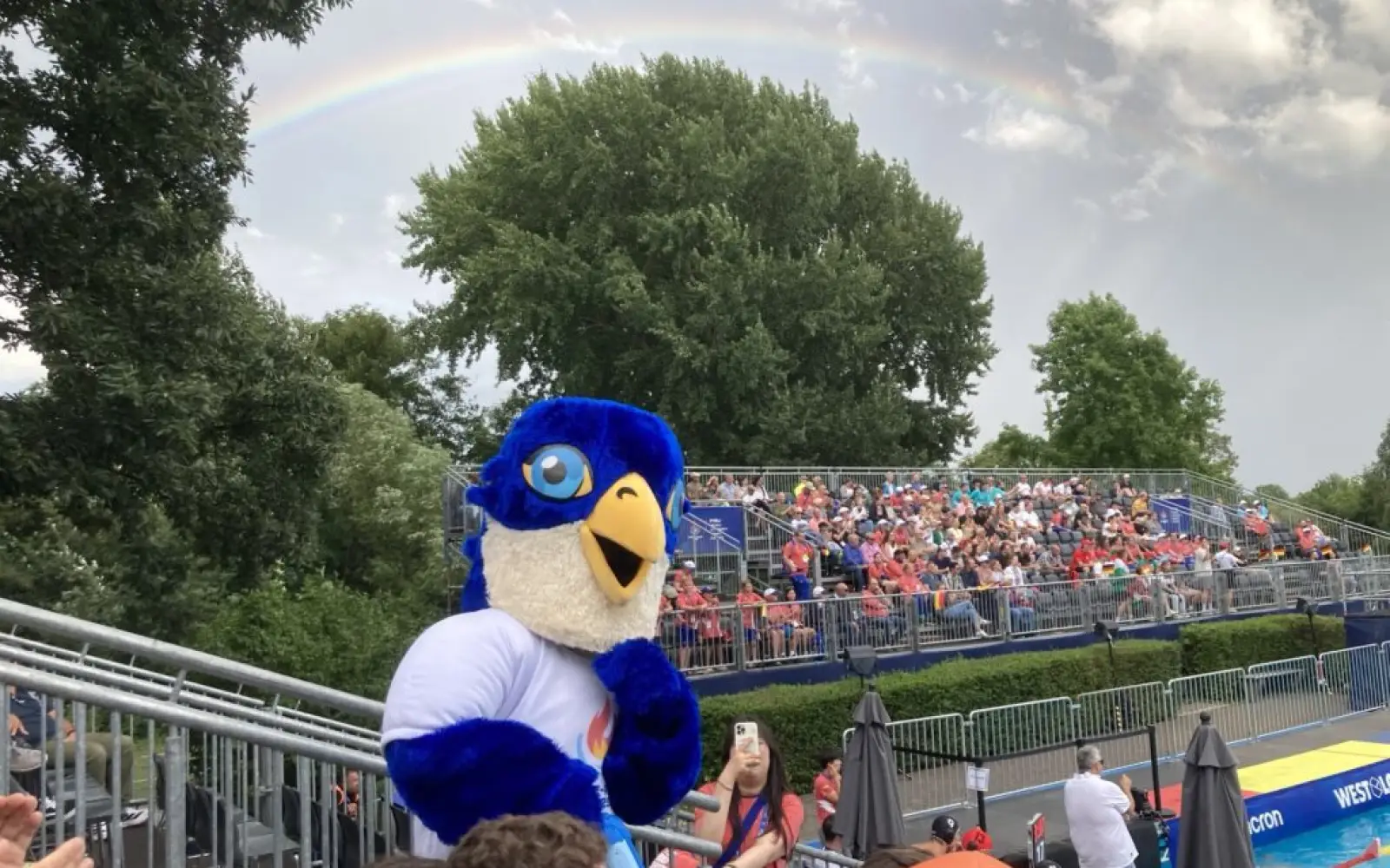 Ein Regenbogen ist über der voll besetzten Tribüne zu sehen. Die Zuschauer unterstützen die Teams. Foto: sam