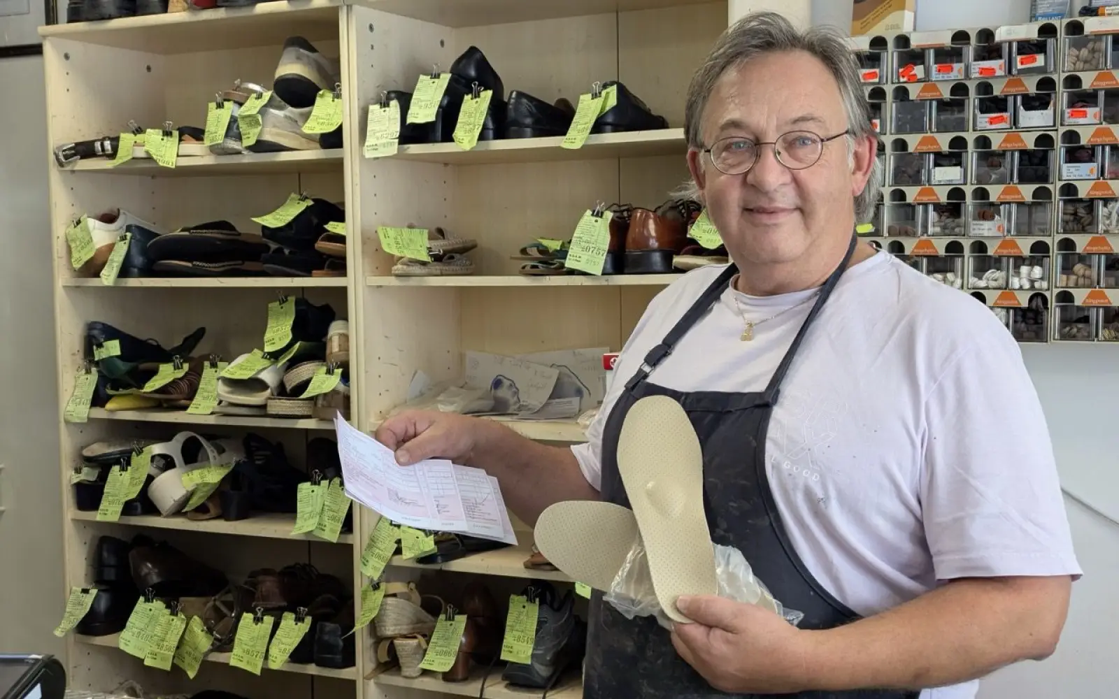 Wolfgang Beck mit einer maßgefertigten orthopädischen Einlage, die er auch auf ärztliches Rezept für alle Kassen anfertigt. Foto: ah