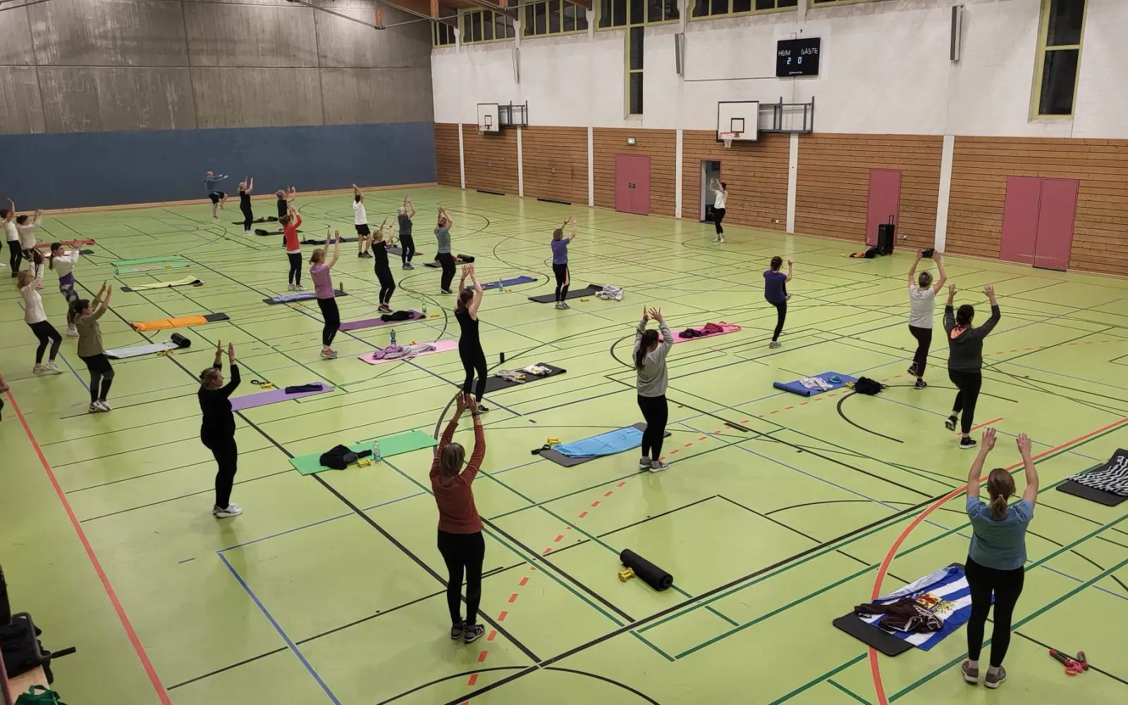 Neben Hallensportarten wie hier bei einem Fitnesskurs bietet der KSV in seinem Ferienprogramm auch zahlreiche Outdoor-Aktivitäten im Düsseldorfer Norden an. Foto: KSV