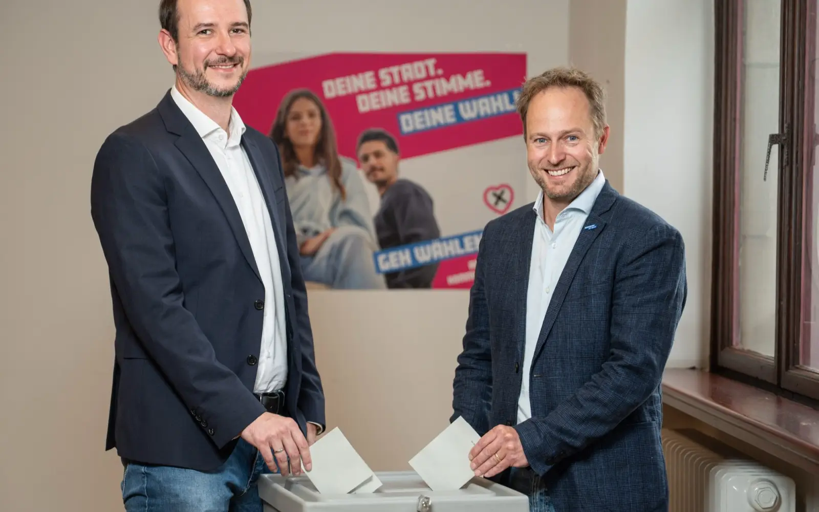 David Müller-Warnecke, Leiter der Stadtstelle Wahlen und Wahlleiter und Stadtdirektor Martin Murrack, Stadtleiter Wahlen (von links) werben für die Stimmabgabe zur Wahl im September. Foto: Tanja Pickartz / Stadt Duisburg