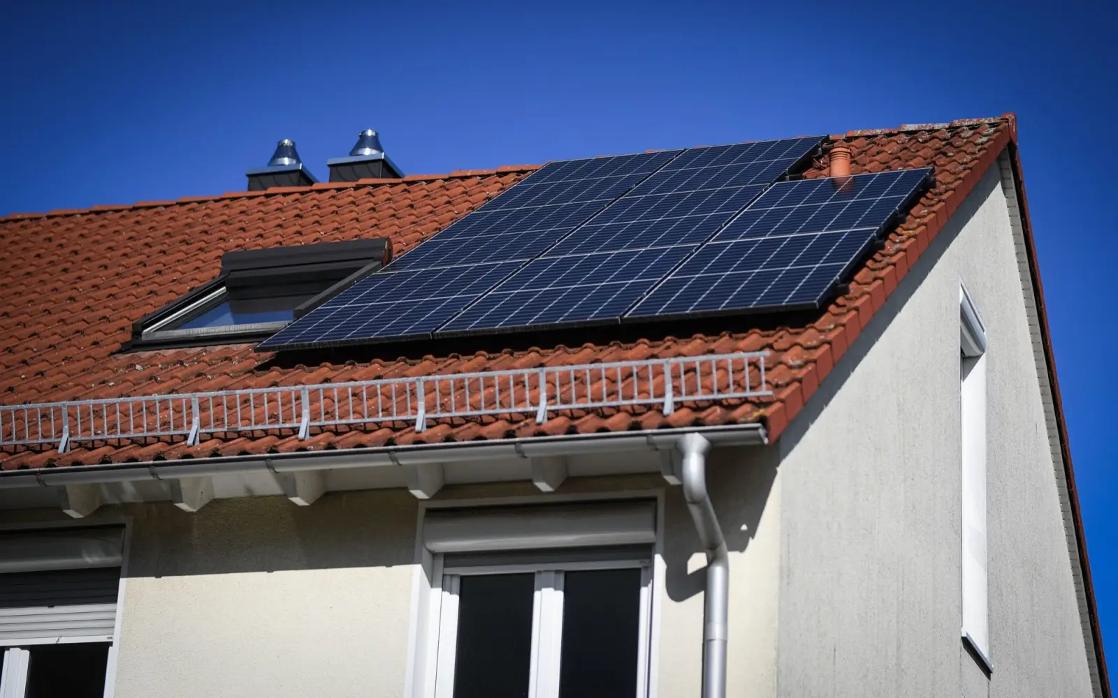 Eine eigene Photovoltaikanlage auf dem Dach macht Hausbesitzer unabhängiger von steigenden Strompreisen. Foto: Stadtwerke Duisburg AG