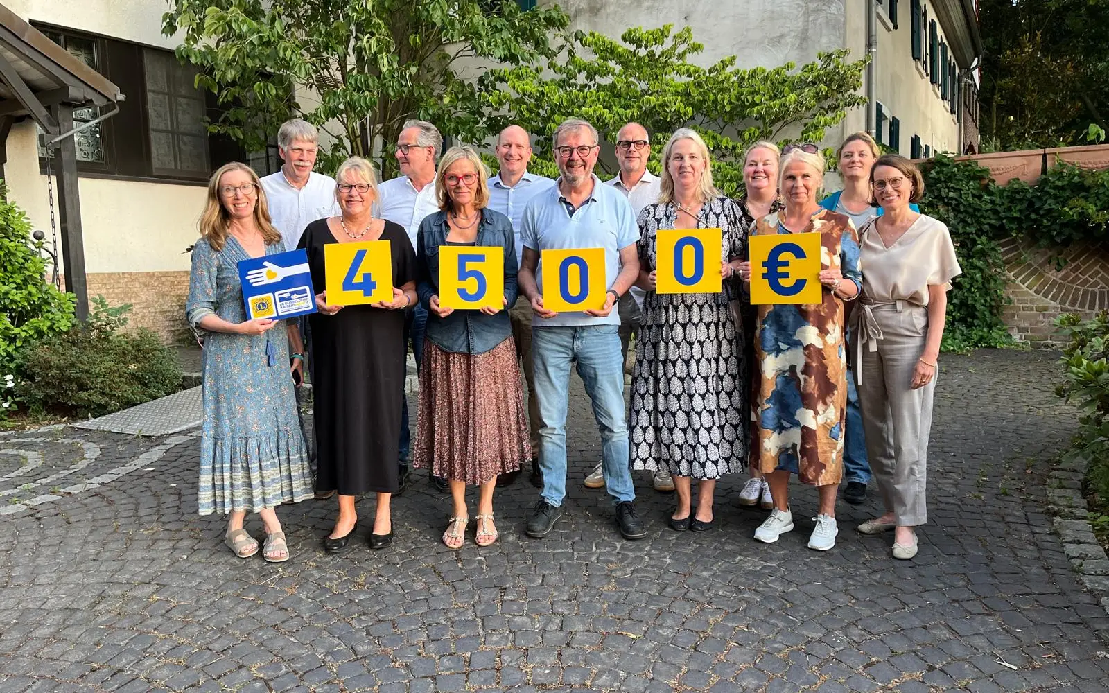 Bei der Spendenübergabe freuen sich (vordere Reihe von links) Nicole Vandemeulebroecke, Dagmar Dieterle, Dr. Katja Severing (Vision for Puma e.V.), Rene Jansen, Anja Birkenkämper, Susanne Röhr, Katrin Schwelm-Glatzel sowie (hintere Reihe von links) Gerhard Lohe, Jochen Isenrath, Martin Richarz, Michael Brödel, Stefanie Winiarz und Christiane Sommer. Foto: Stefanie Winiarz