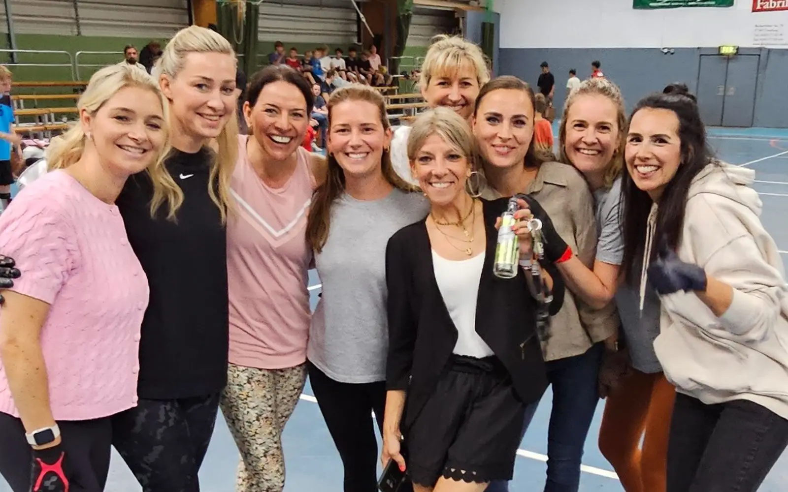 Das Damenteam der Abteilung Turnen und Fitness gewann den Wettbewerb im Tauziehen gegen die Herrenmannschaften, die mit einer reduzierten Teilnehmerzahl antraten. Foto: TVA / Winfried Raffel