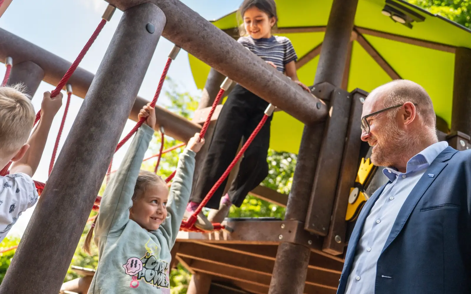 Schüler zeigen OB Sören Link das neue Klettergerüst. Foto: Tanja Pickartz / Stadt Duisburg