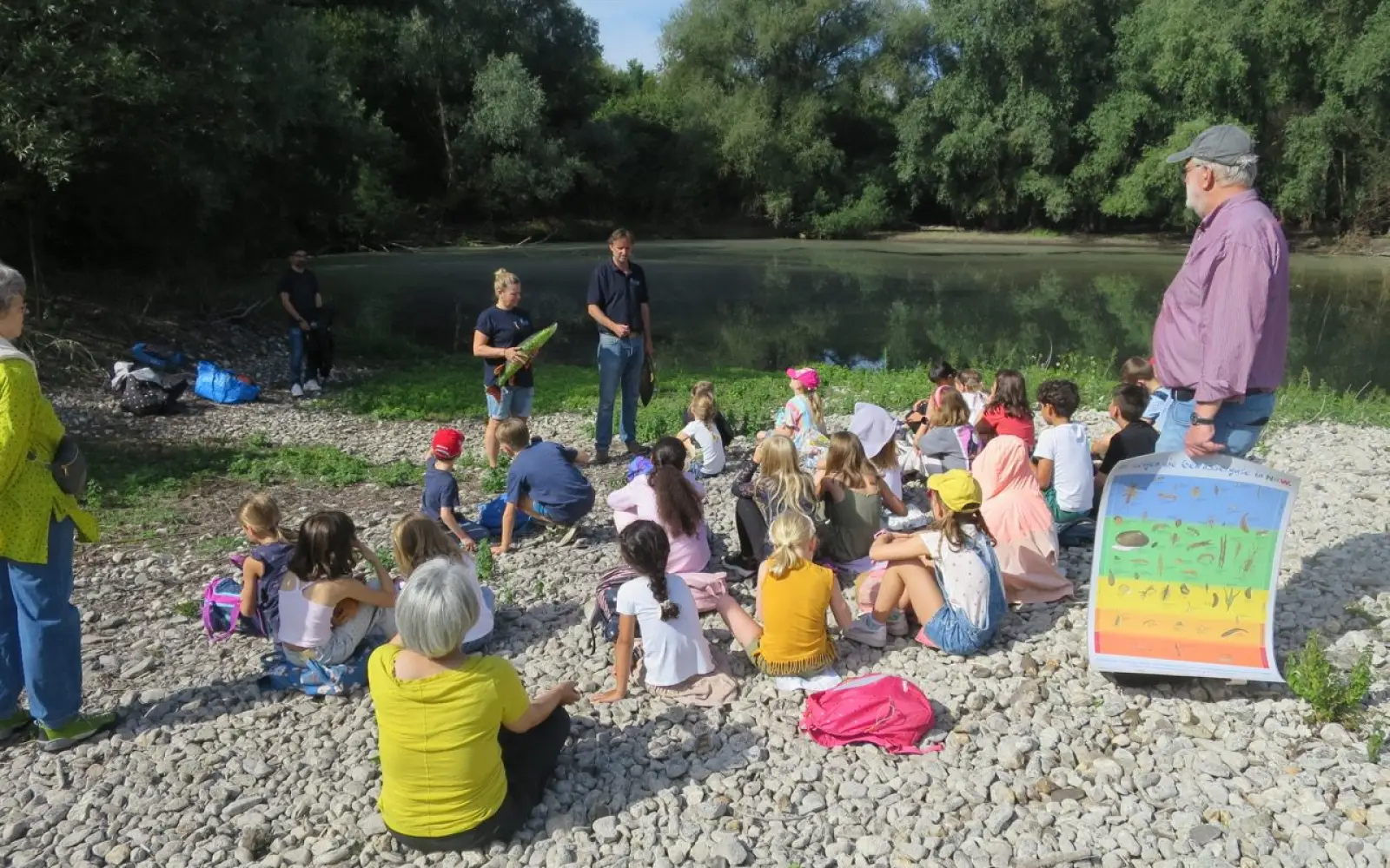 Aufmerksame Schülerinnen und Schüler hören Andrea Herkenhöner und Christian Starkloff am Spee-Biotop zu. Rechts Karl Döhler, Leiter der AG Spee-Biotop im Heimat- und Bürgerverein Kaiserswerth. Foto: hs