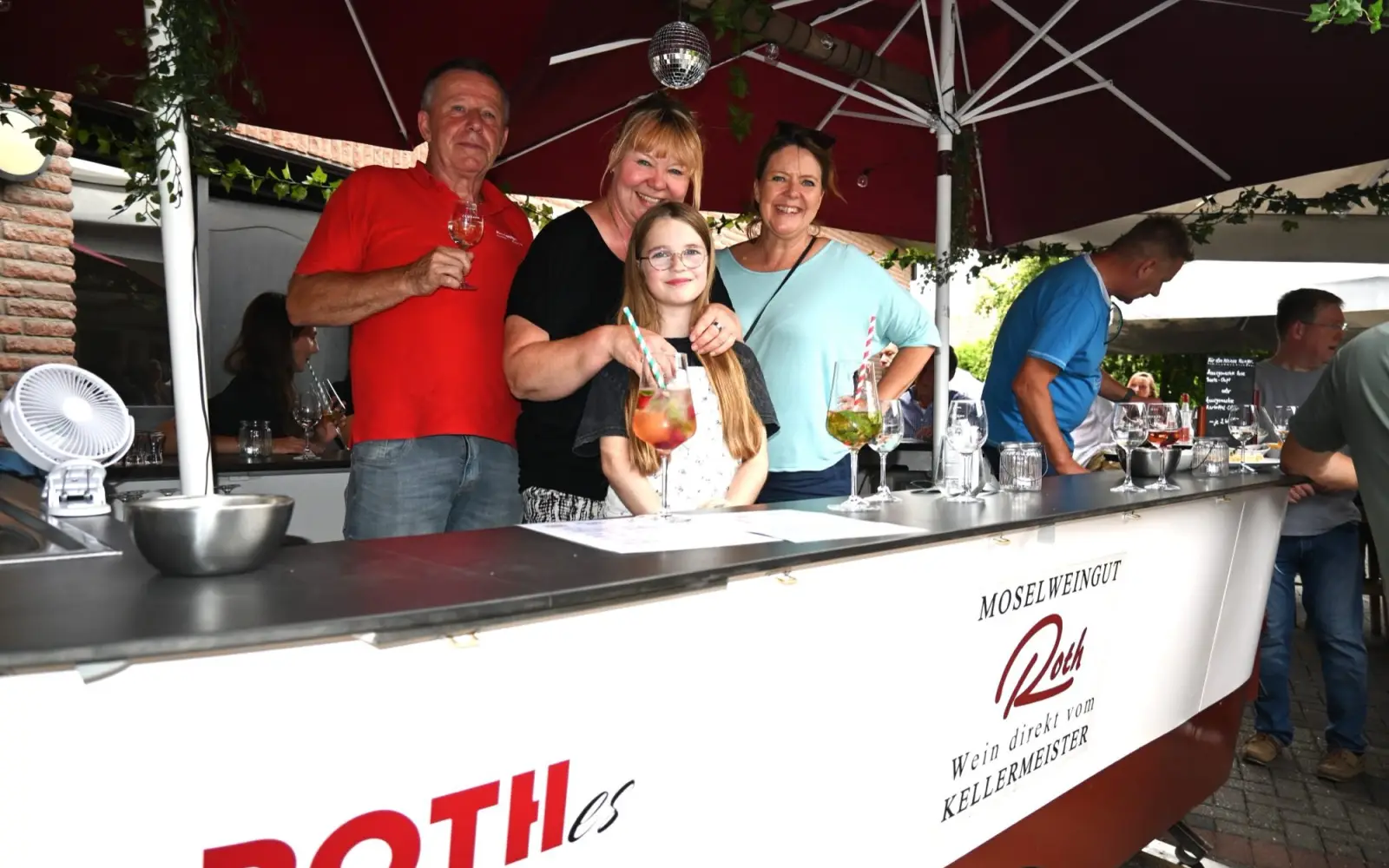 Hatten alle Hände voll auf dem Weinschiff zu tun (von links): Winzer Jürgen Roth, Kirsten Brüning, Fina und Tanja Welk. Foto: sam