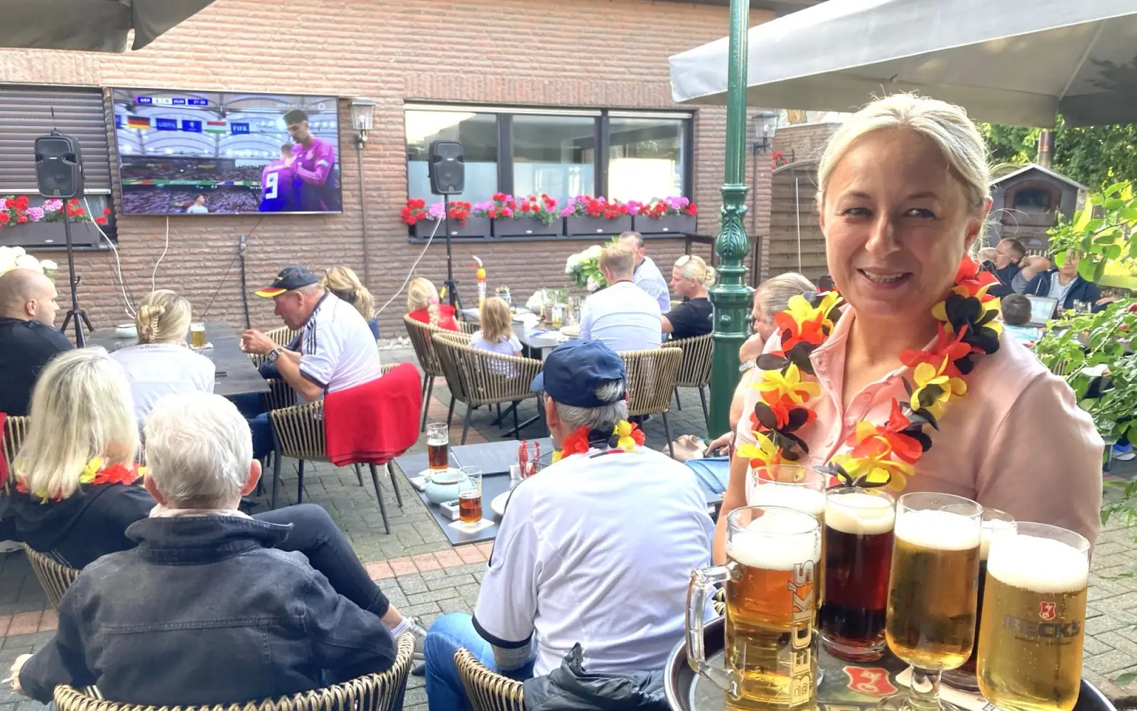 Kristina Bress will noch mindestens bis Ende dieses Jahres ihre Gäste verwöhnen, wie hier bei der Fußball-EM im vergangenen Jahr. Archivfoto: sam