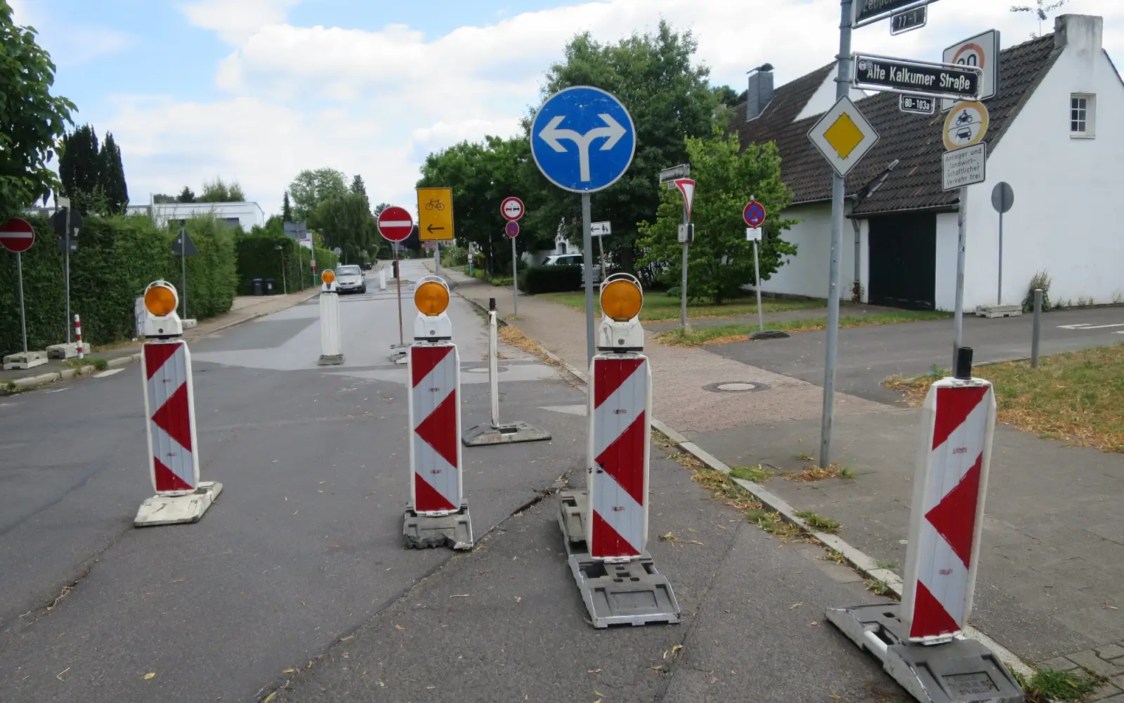 Die Absperrung und Ausschilderungen auf der Kreuzung Alte Kalkumer Straße/Zeppenheimer Weg/Zeppenheimer Straße. Foto: hs