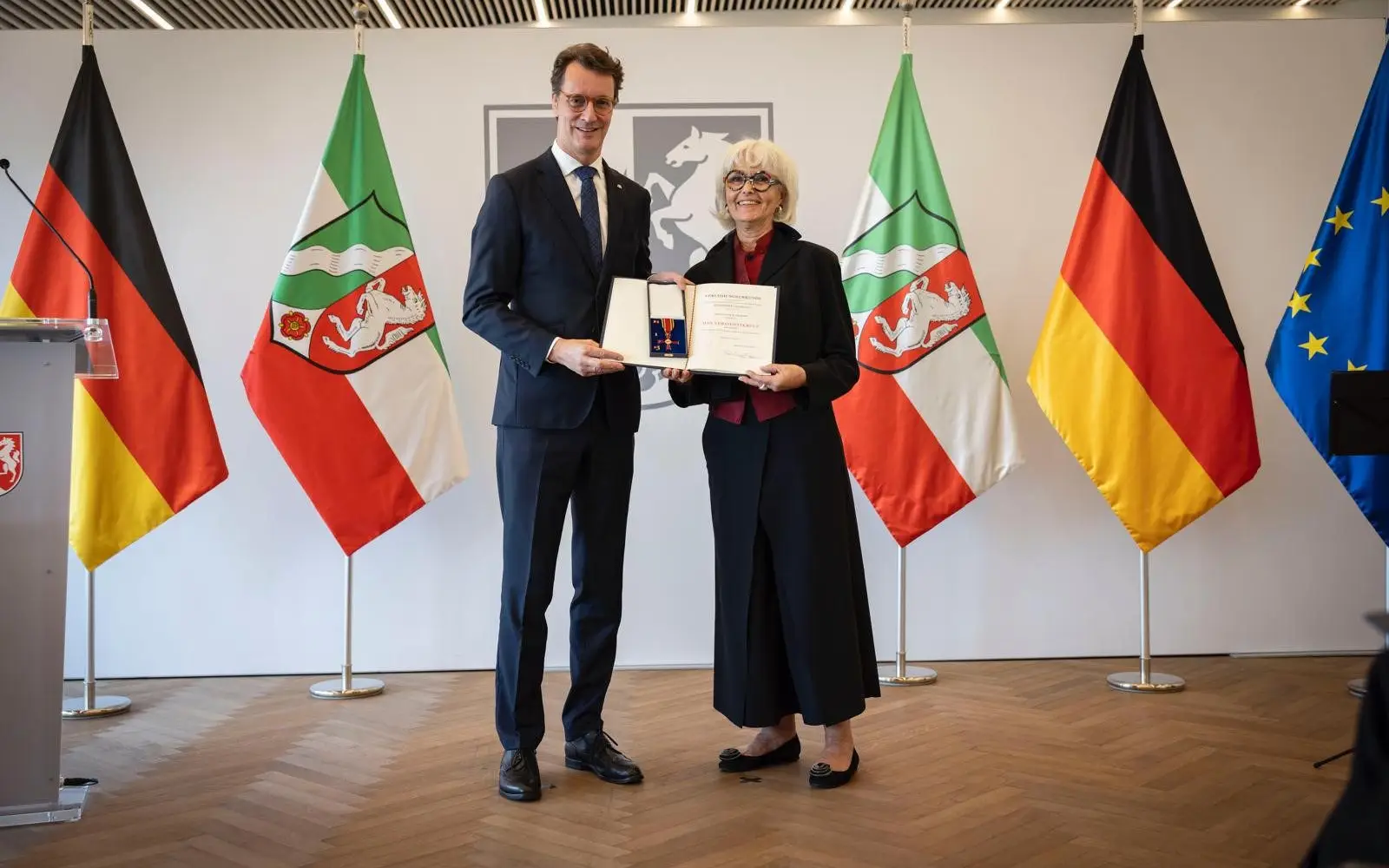 In Düsseldorf überreichte Ministerpräsident Hendrik Wüst das Bundesverdienstkreuz am Bande an Dagmar Frochte für ihre herausragenden Verdienste. Foto: Land NRW / Ralph Sondermann