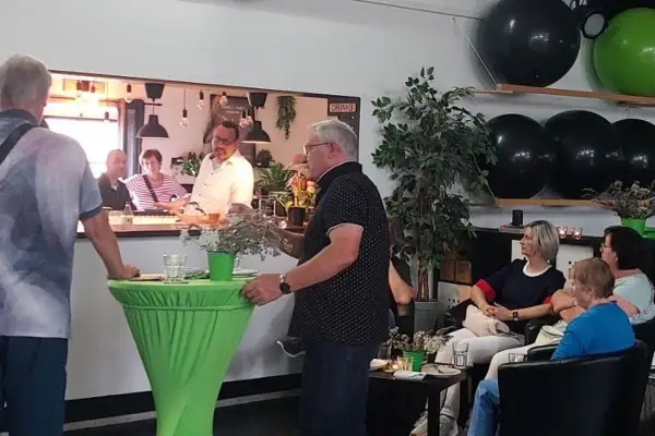 OB-Kandidat Sebastian Ritter sucht das Gespräch mit Bürgern in Duisburg-Süd