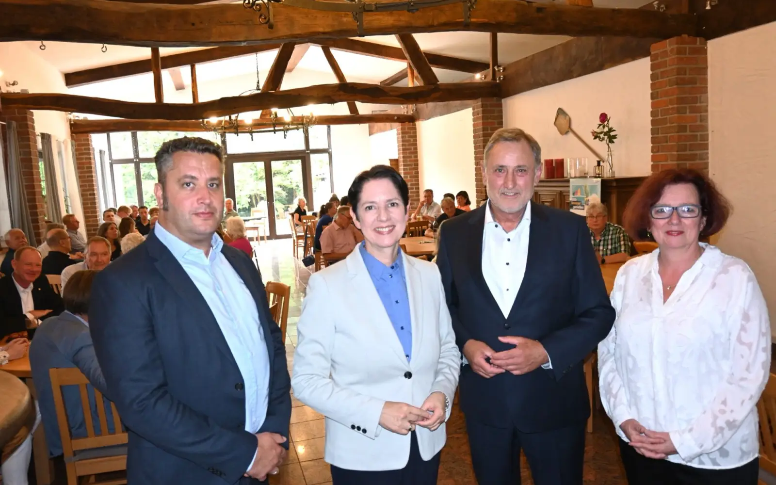 Wolfgang Schwertner, Vorsitzender des CDU-Ortsverbands MES (2. von rechts), begrüßte in der „Schenke“ in Serm OB-Kandidatin Sylvia Linn (rechts), NRW-Ministerin Silke Gorißen sowie Markus Wilken, Kandidat für die Bezirksvertretung. Foto: sam