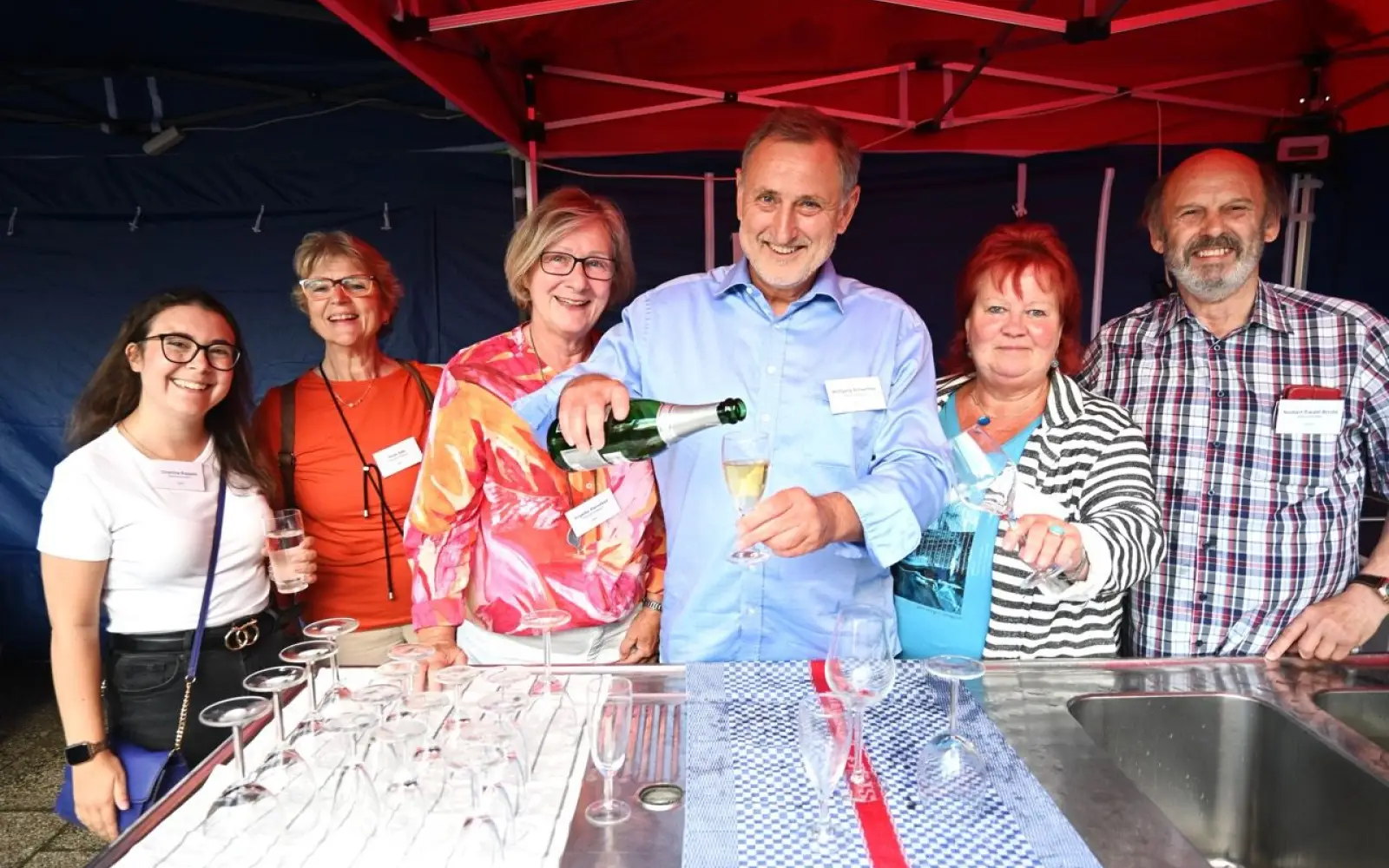 Mitglieder der Bezirksvertretung schenkten Wein und Sekt aus. Der Erlös geht an den Verein „Immersatt“. Foto: sam
