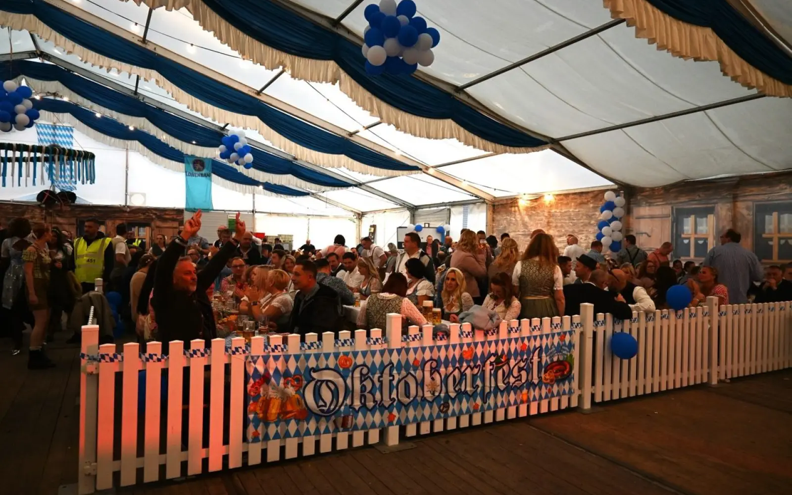 Schon jetzt sind viele Tische im VIP-Bereich verkauft. Archivfoto: sam