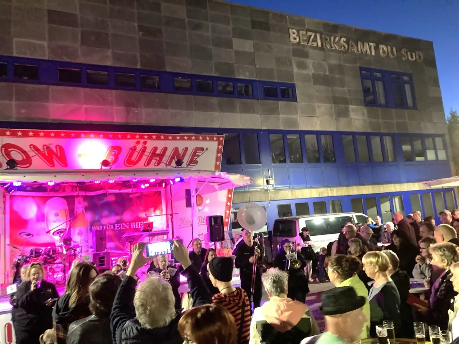 Auf den Fassanstich, Live-Musik sowie Gespräche mit den Mitgliedern der Bezirksvertretung Süd können sich die Gäste des Bürgerfestes „Rund um das Bezirksamt Süd“ am Freitagabend freuen. Archivfoto: sam