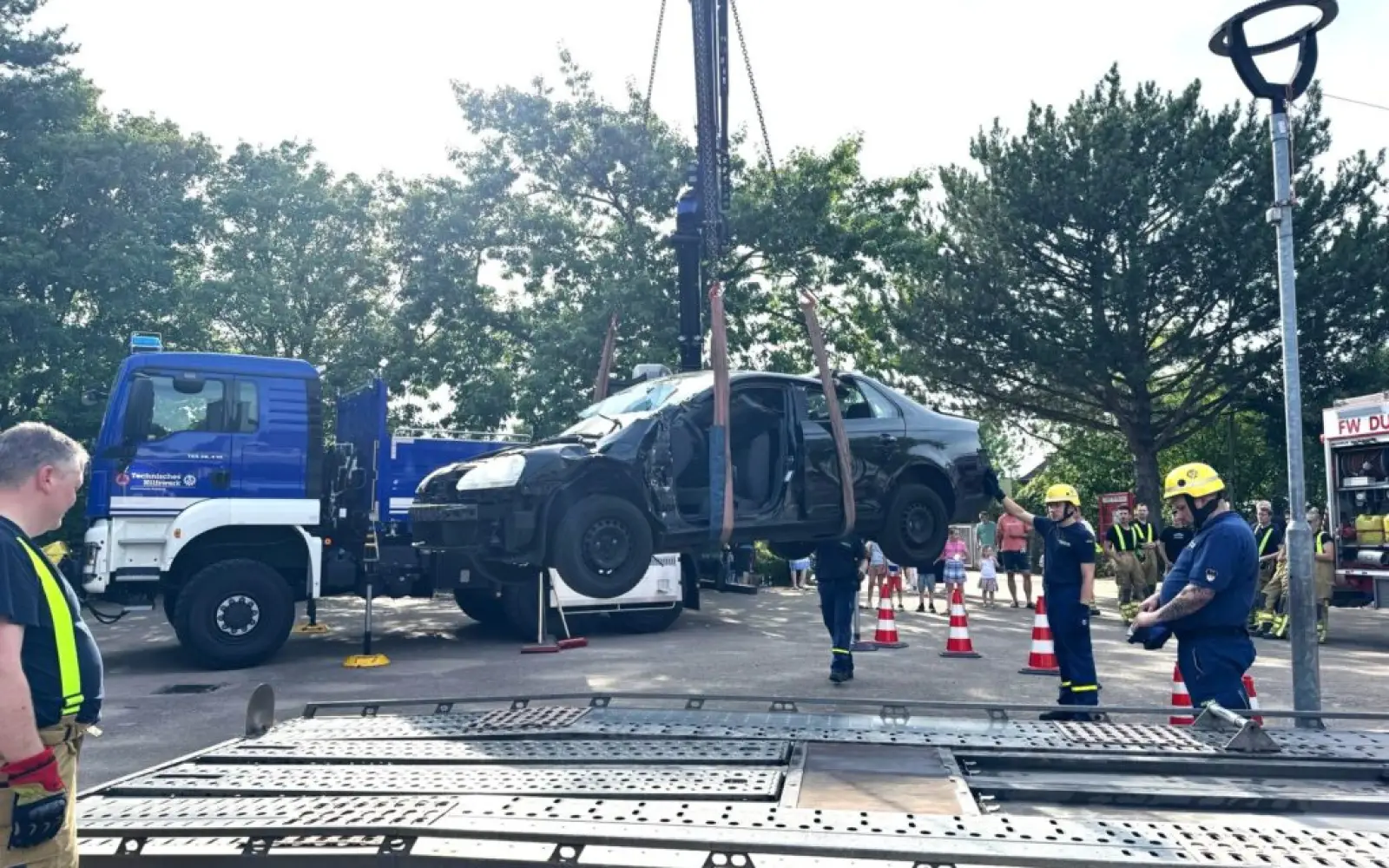 Drei Kinder mussten aus einem Wrack „gerettet“ werden – eine gute Übung für die noch junge Jugendfeuerwehr sowie die THW-Jugend. Foto: sam