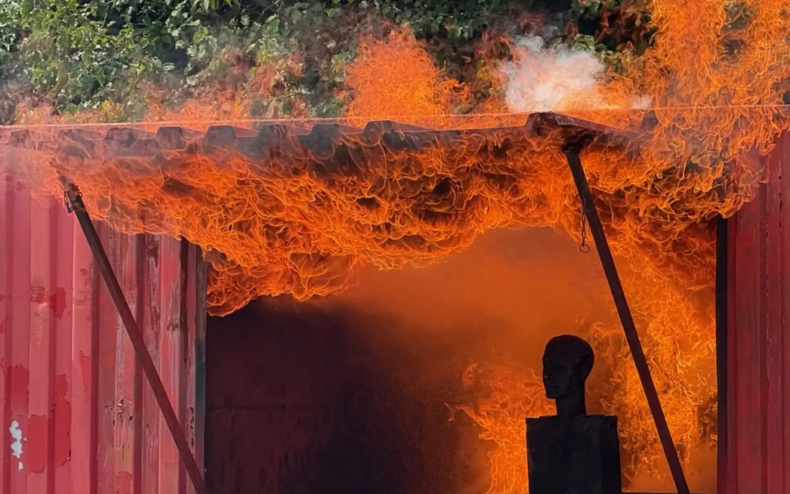 Niemals mit Wasser einen Fettbrand löschen: Dann sieht es so aus. Foto: cj