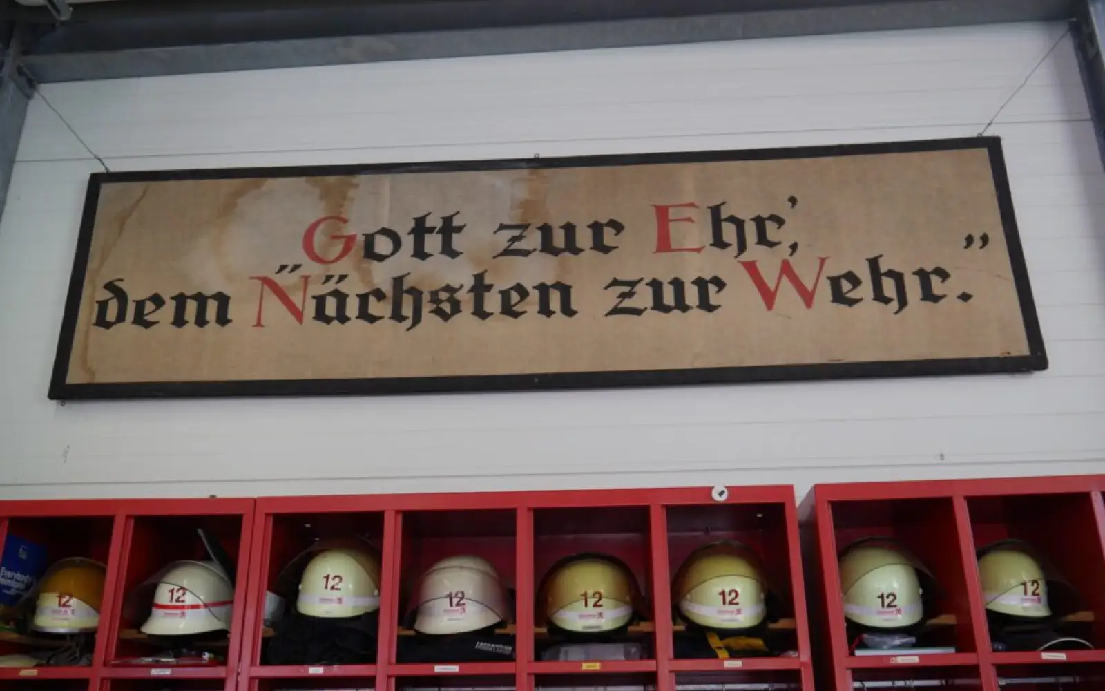 Der Leitspruch hängt in der Feuerwache. Foto: cj