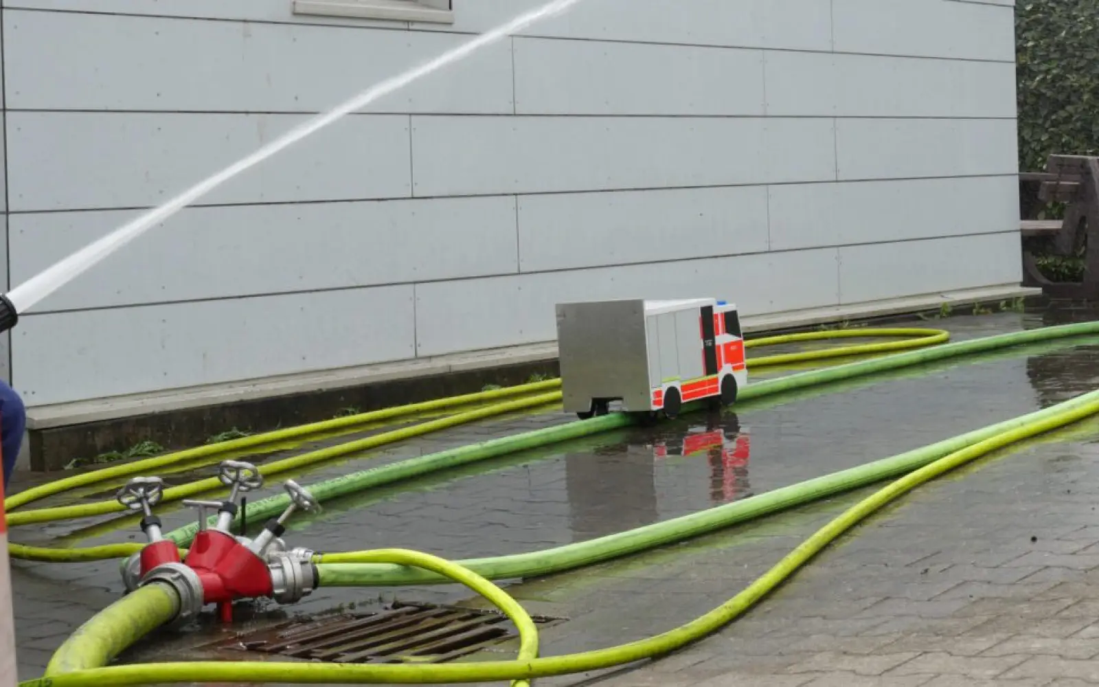 Das machte Spaß: Feuerwehrauto-Weitspritzen. Foto: cj