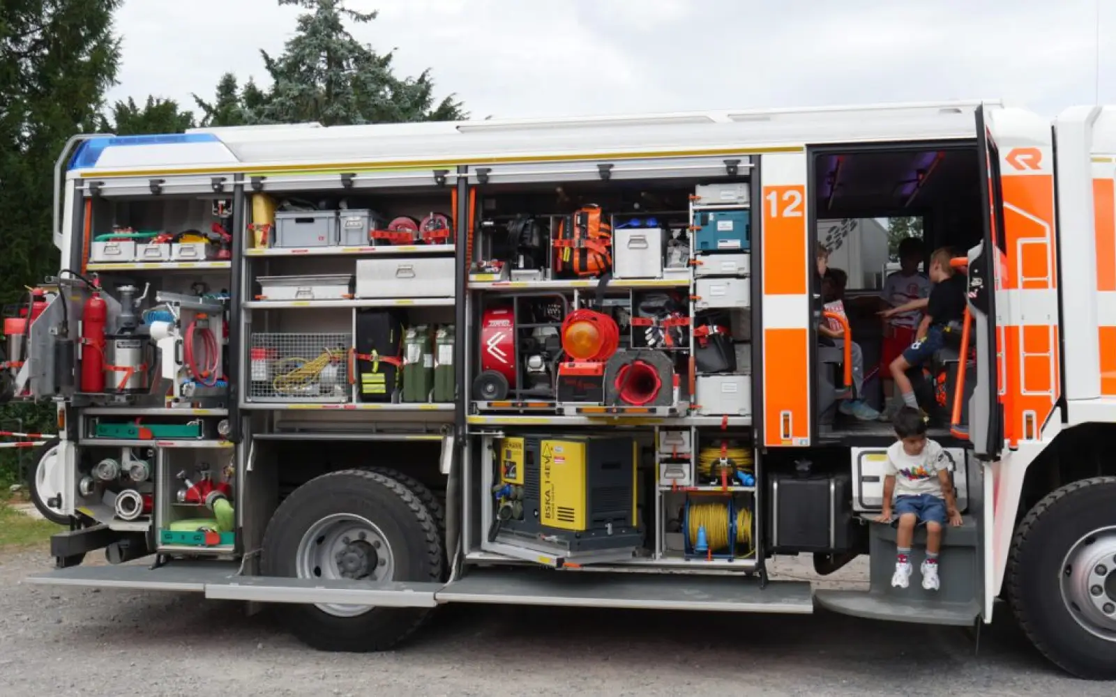 Feuerwehrauto_innen_Angermund-1024x626