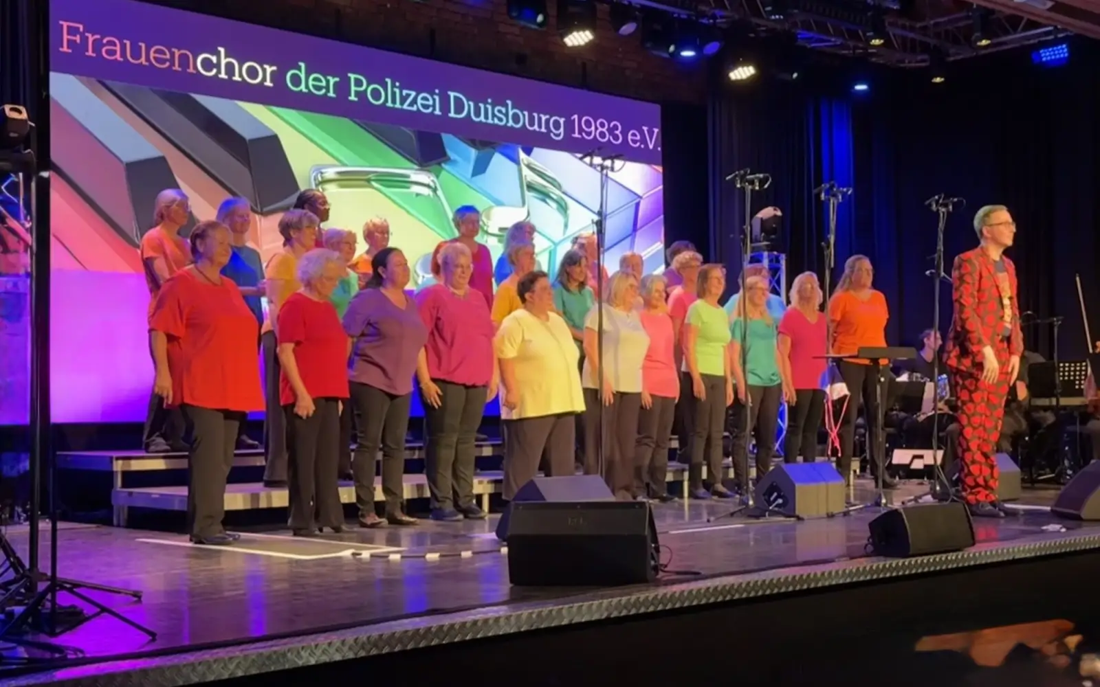 Der Frauenchor der Polizei Duisburg auf der Bühne im Steinhof Huckingen mit Chorleiter Dr. Sebastian M. Ostmeyer. Foto: privat