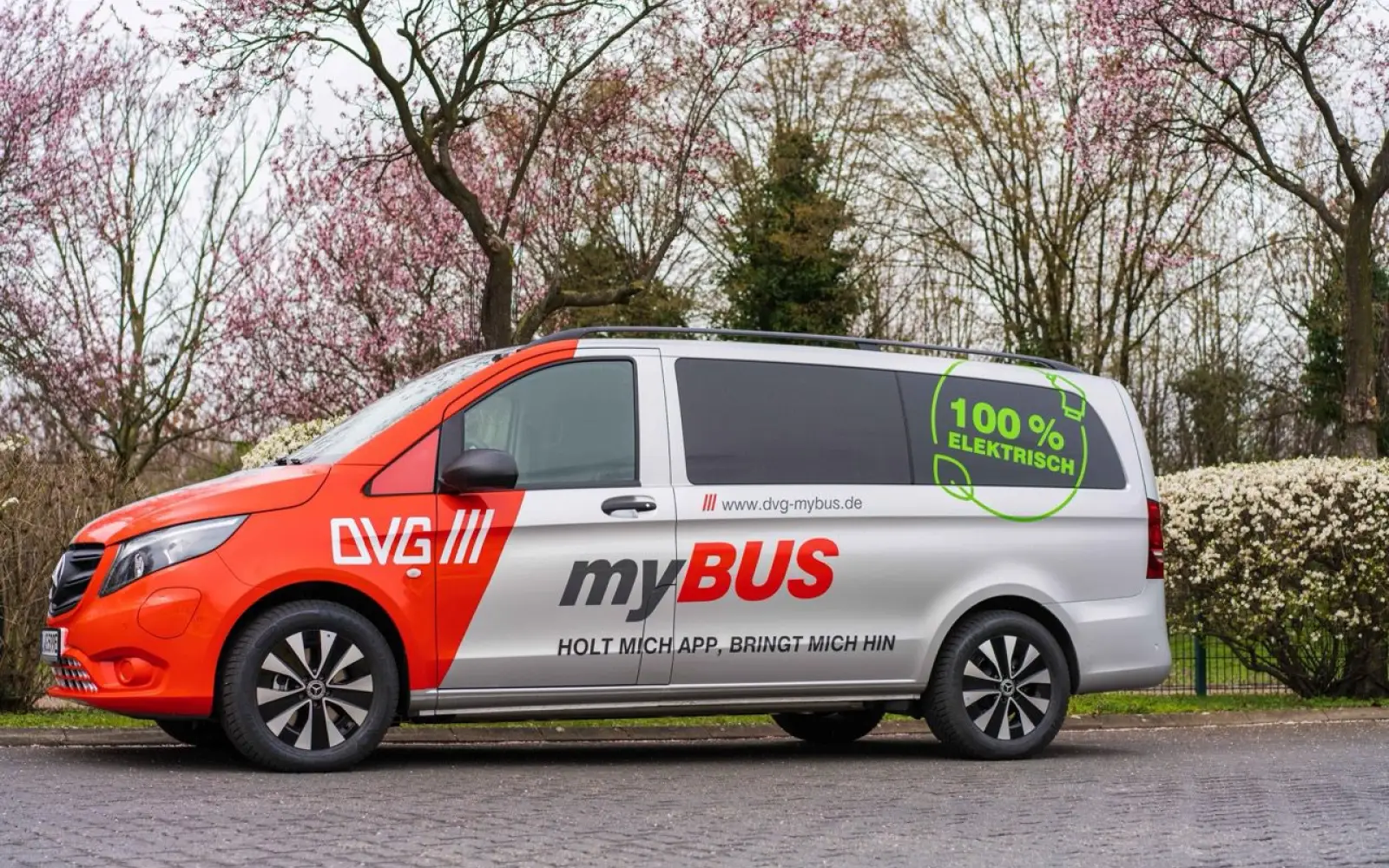 Die Elektro-Kleinbusse des On-Demand-Angebots myBUS sind durch ihr auffälliges Design im Duisburger Stadtgebiet gut zu erkennen. Foto: Duisburger Verkehrsgesellschaft AG