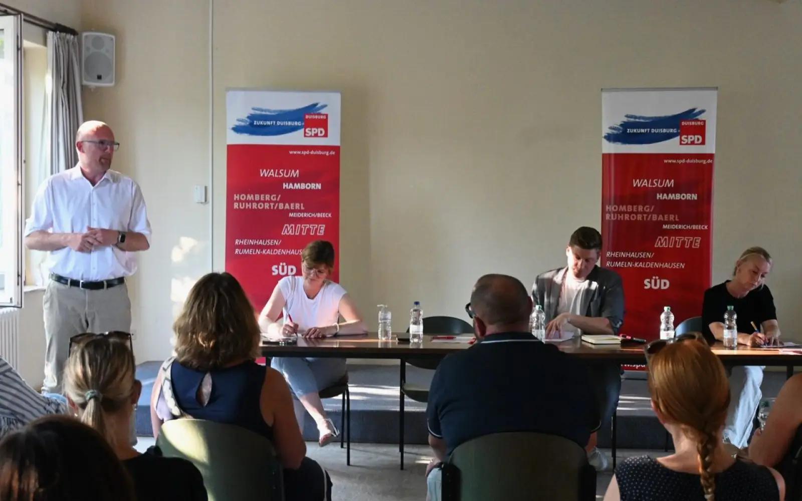 OB Sören Link gab beim SPD-Elternabend zunächst Impulse, bevor die Diskussion startete. Mit dabei (von rechts): Sabrina Hofmann, Jannik Neuhaus und Sarah Philipp. Foto: sam