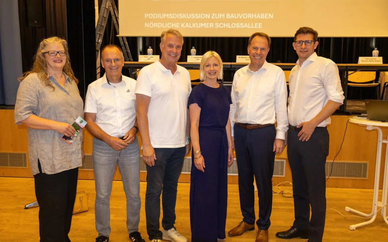 Gabriele Gießmann (Grüner Norden Düsseldorf), Dirk Jansen (Geschäftsleiter BUND NRW), Ulf Montanus (FDP), Clara Gerlach (Bündnis 90/Die Grünen), Oberbürgermeister Dr. Stephan Keller (CDU) und Fabian Zachel (SPD, von links) stellten sich in Kaiserswerth den Fragen der Bürger. Foto: ah