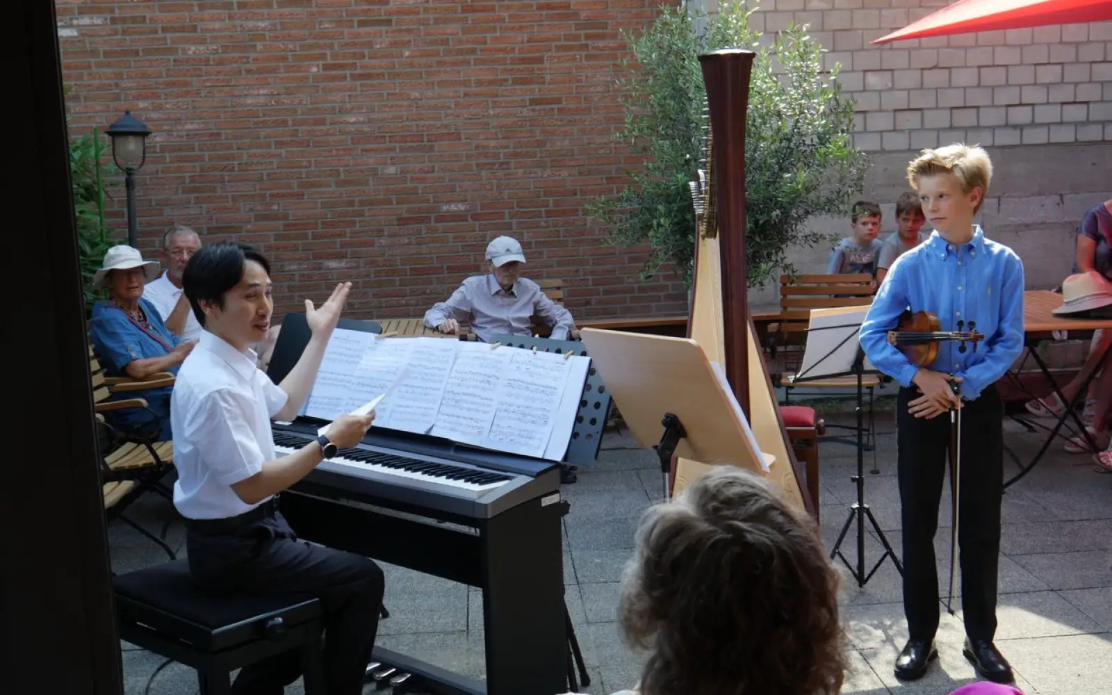 Beim Sommerkonzert des Angermunder Musikleben begeistern Han Gyul Song am Klavier und Julius Johannes Türk auf der Violine das Publikum. Foto: cj